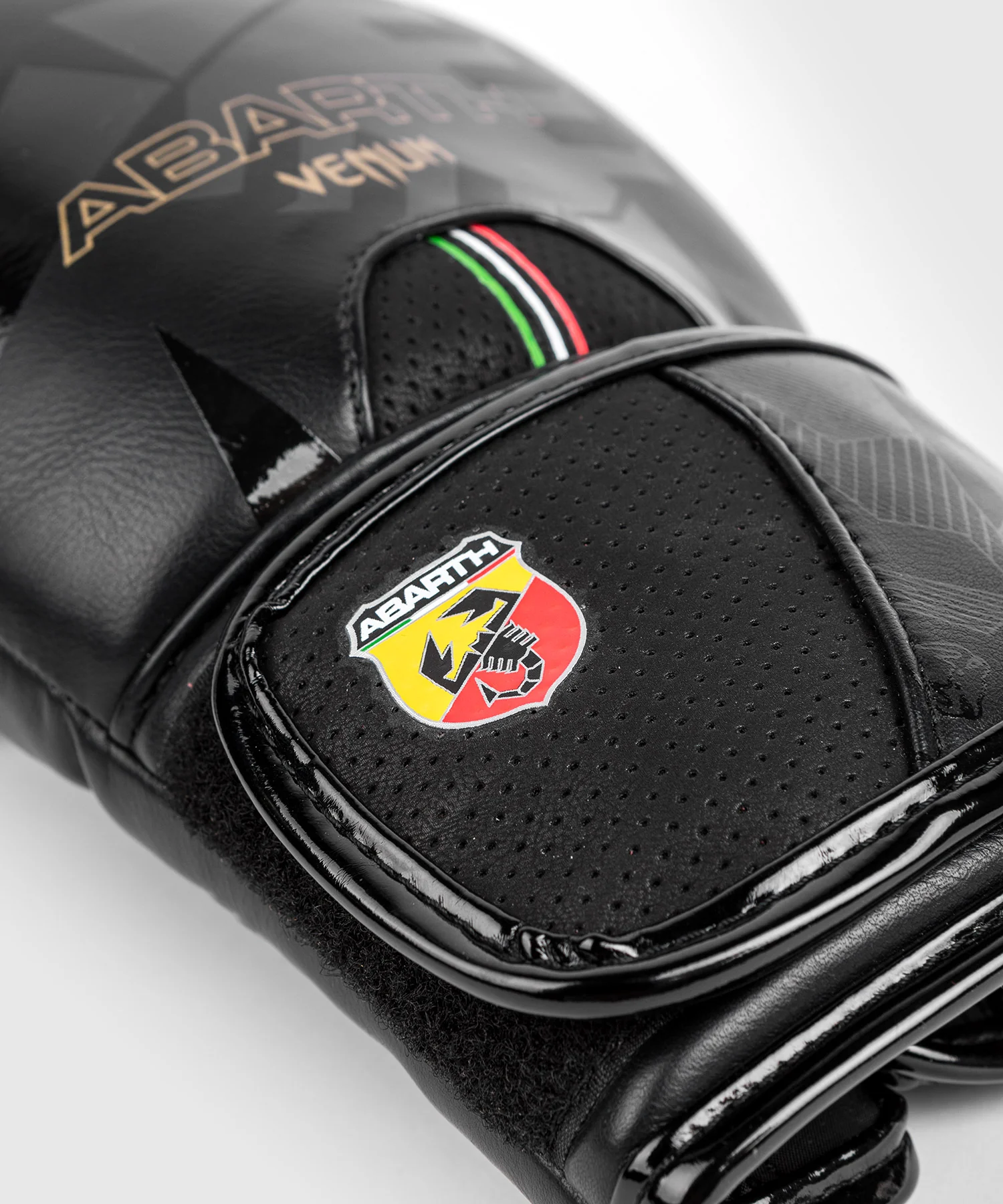 Gants de Boxe Venum Abarth #1 - Noir/Or - Image 4