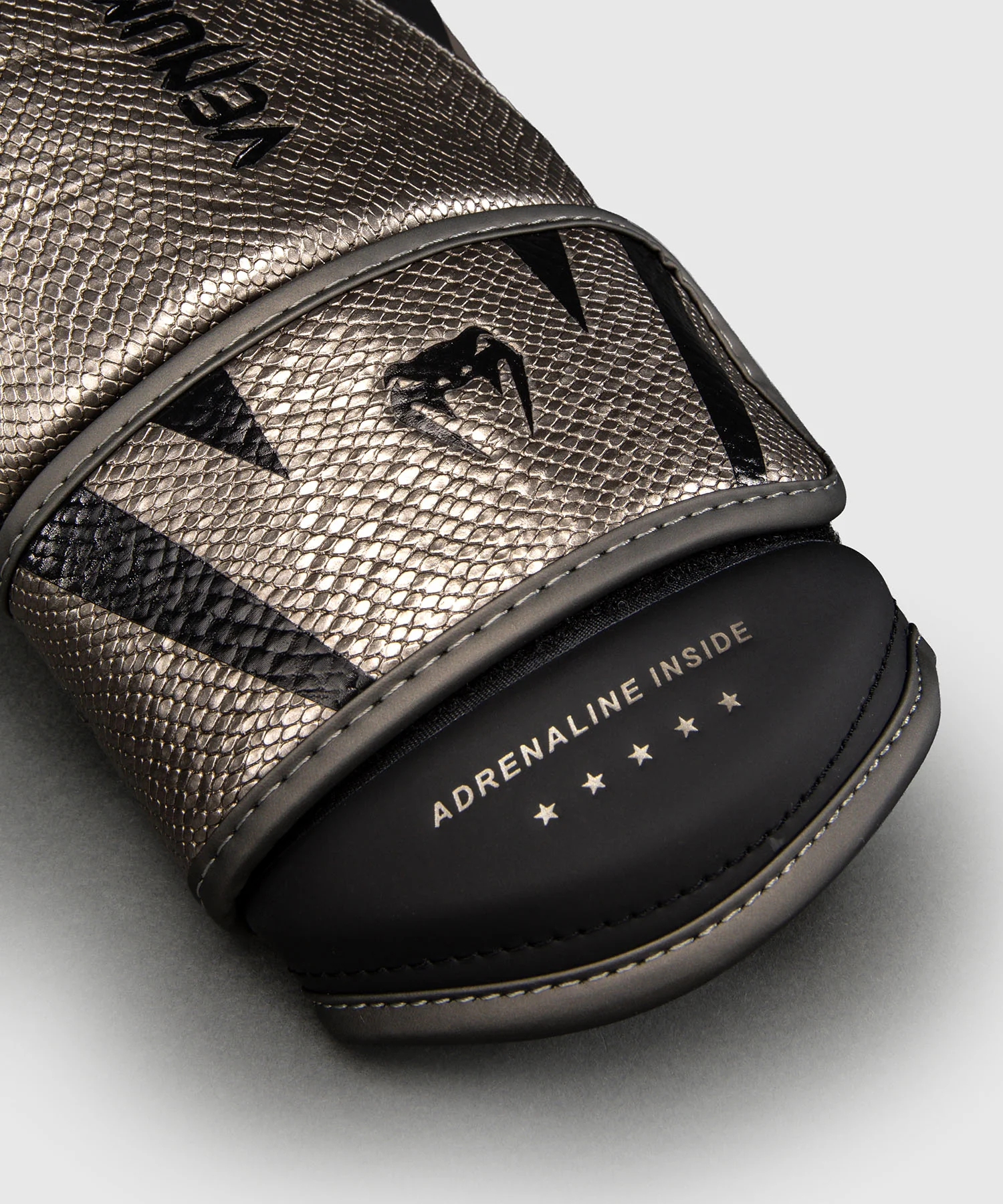 Gants de boxe Venum Challenger 4.0 Scales – Argent/Noir - Image 2
