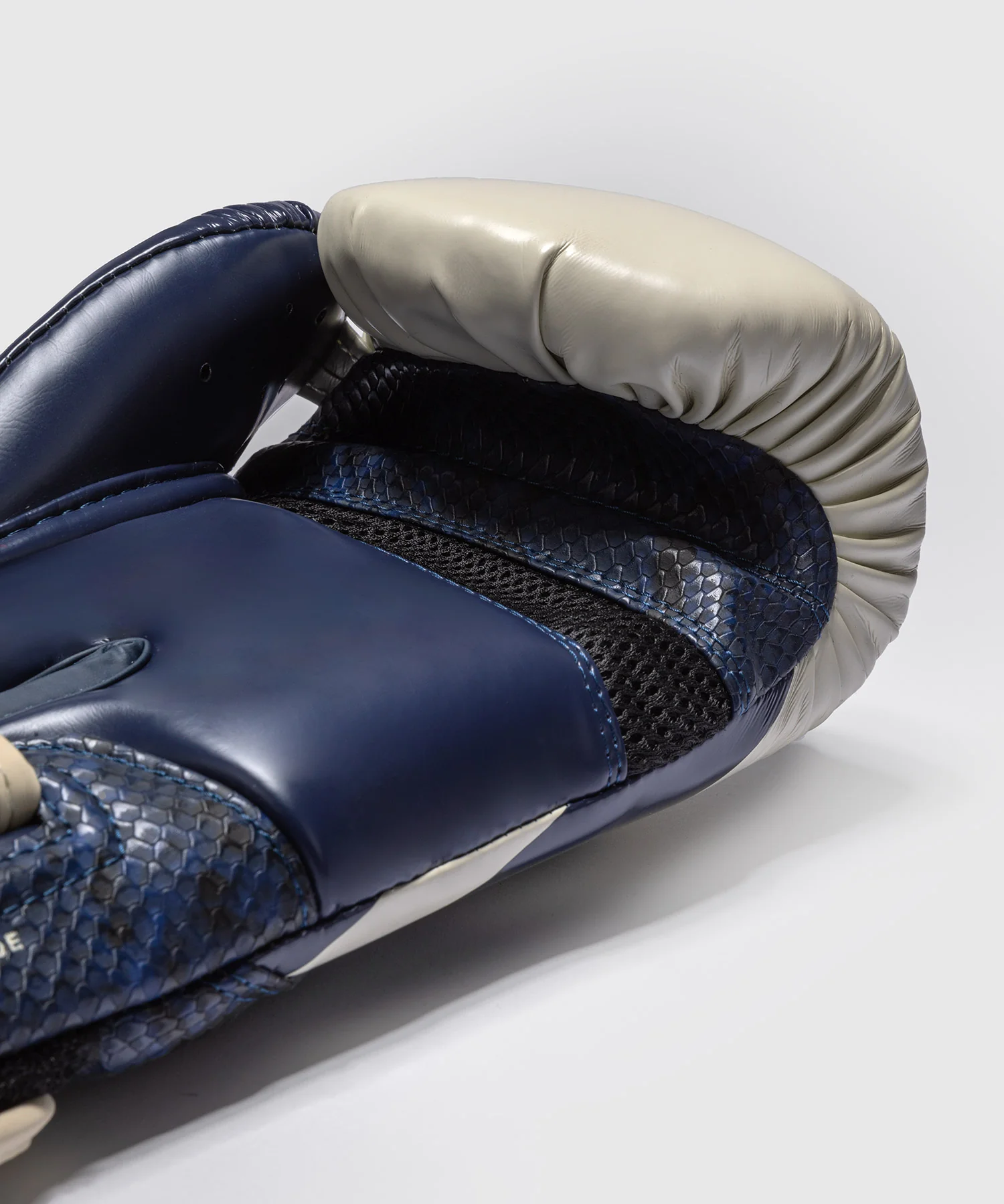 Gants de Boxe Venum Challenger 4.0 Scales – Bleu Minuit - Image 3