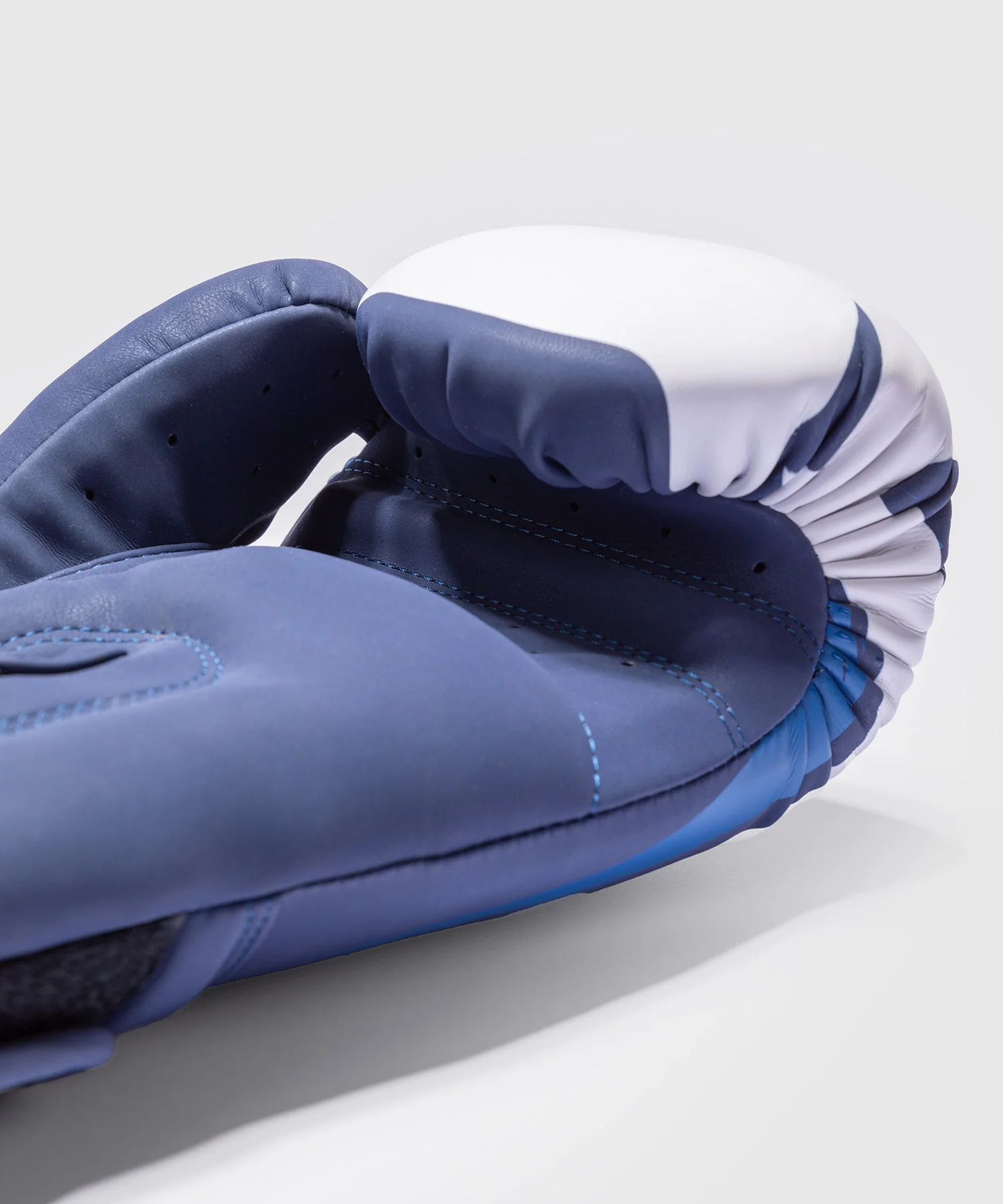 Gants de boxe Venum Hurricane – Bleu Minuit/Blanc - Image 3