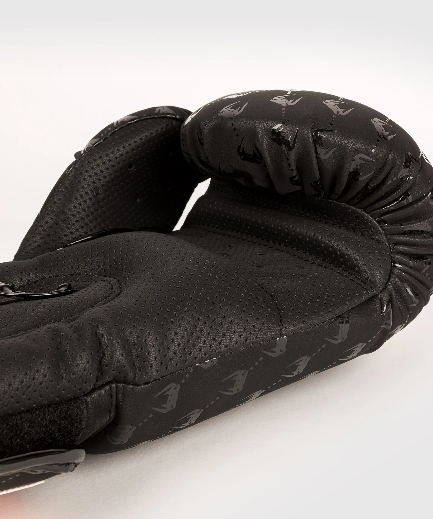 Gants de Boxe Venum Impact Monogram - Noir/ Rose Doré - Image 6