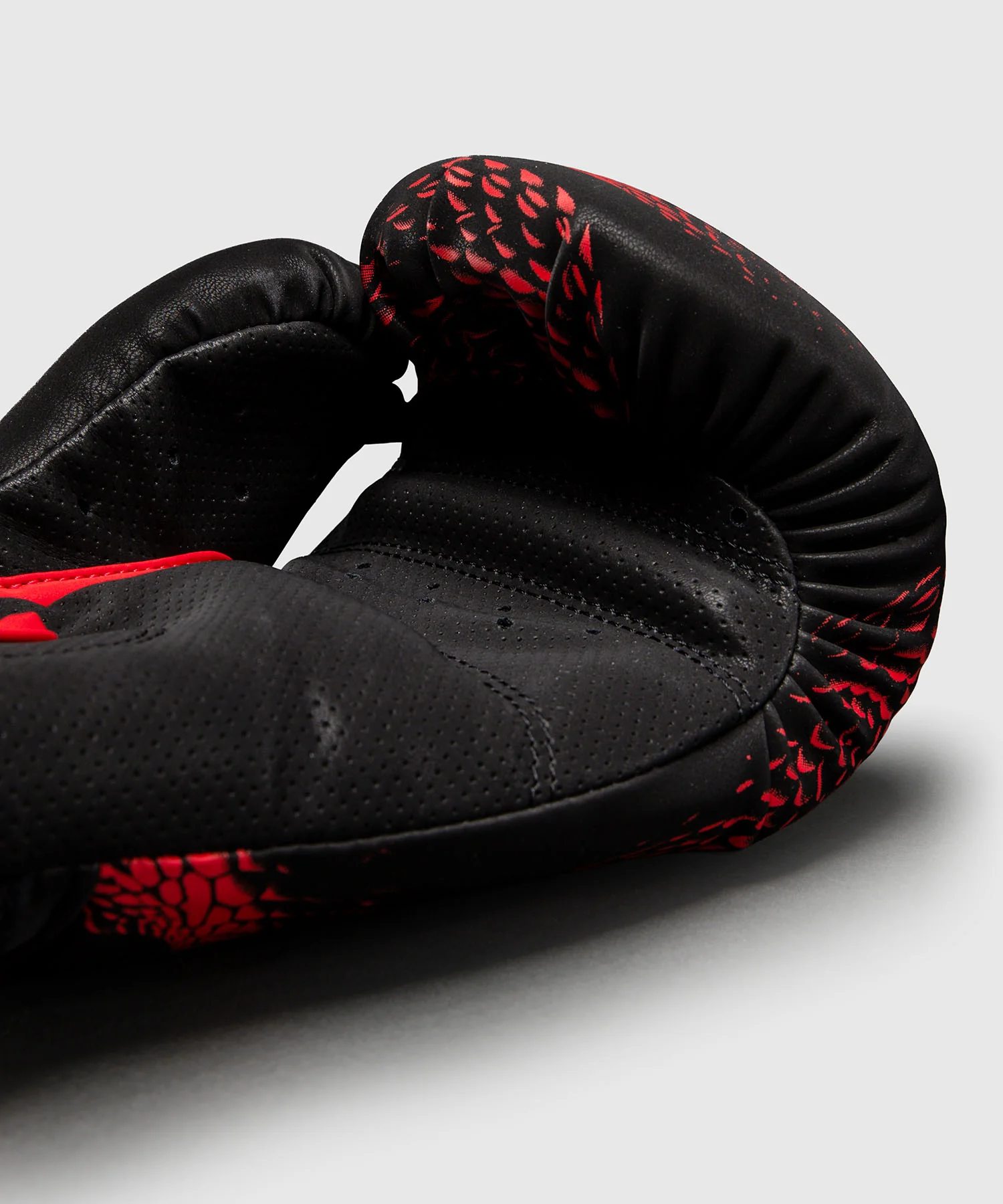 Gants de Boxe Venum Matupa - Noir/Rouge/Argent - Image 3