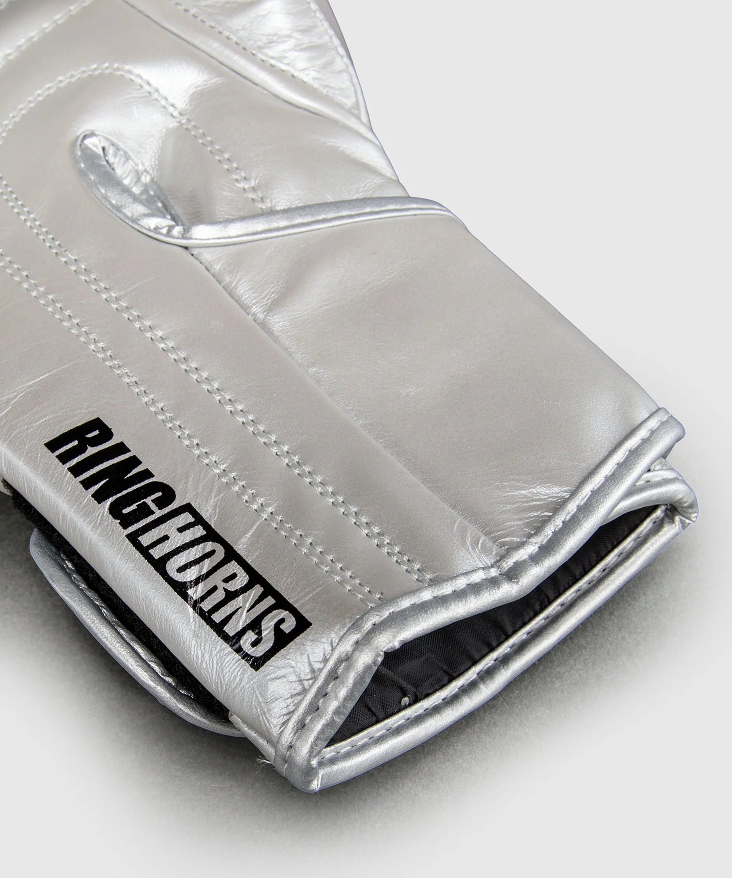 Gants de boxe Ringhorns Charger by Venum – Argent/Noir - Image 4
