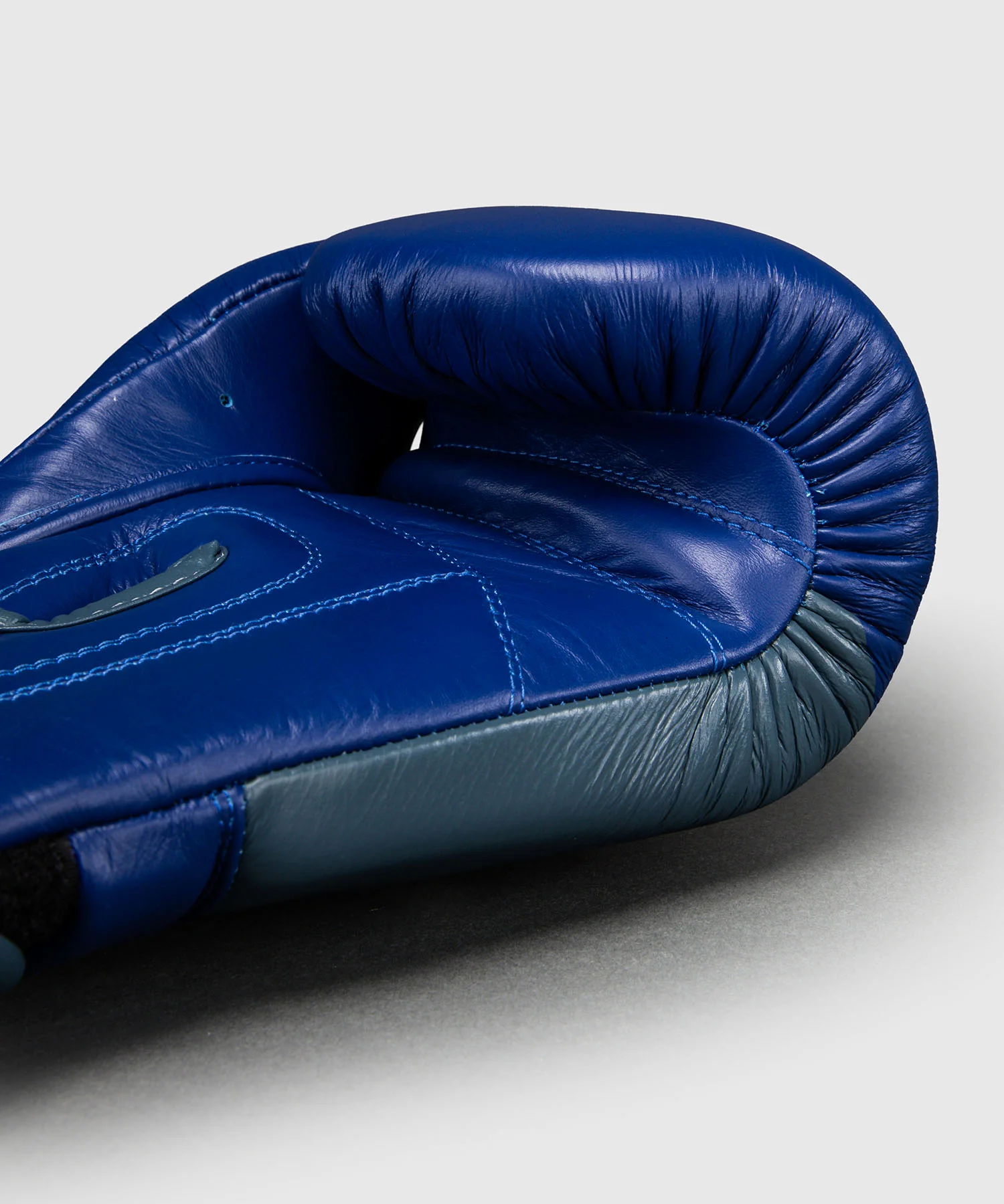 Gants de boxe Ringhorns Charger by Venum – Bleu Marine/Rouge - Image 5