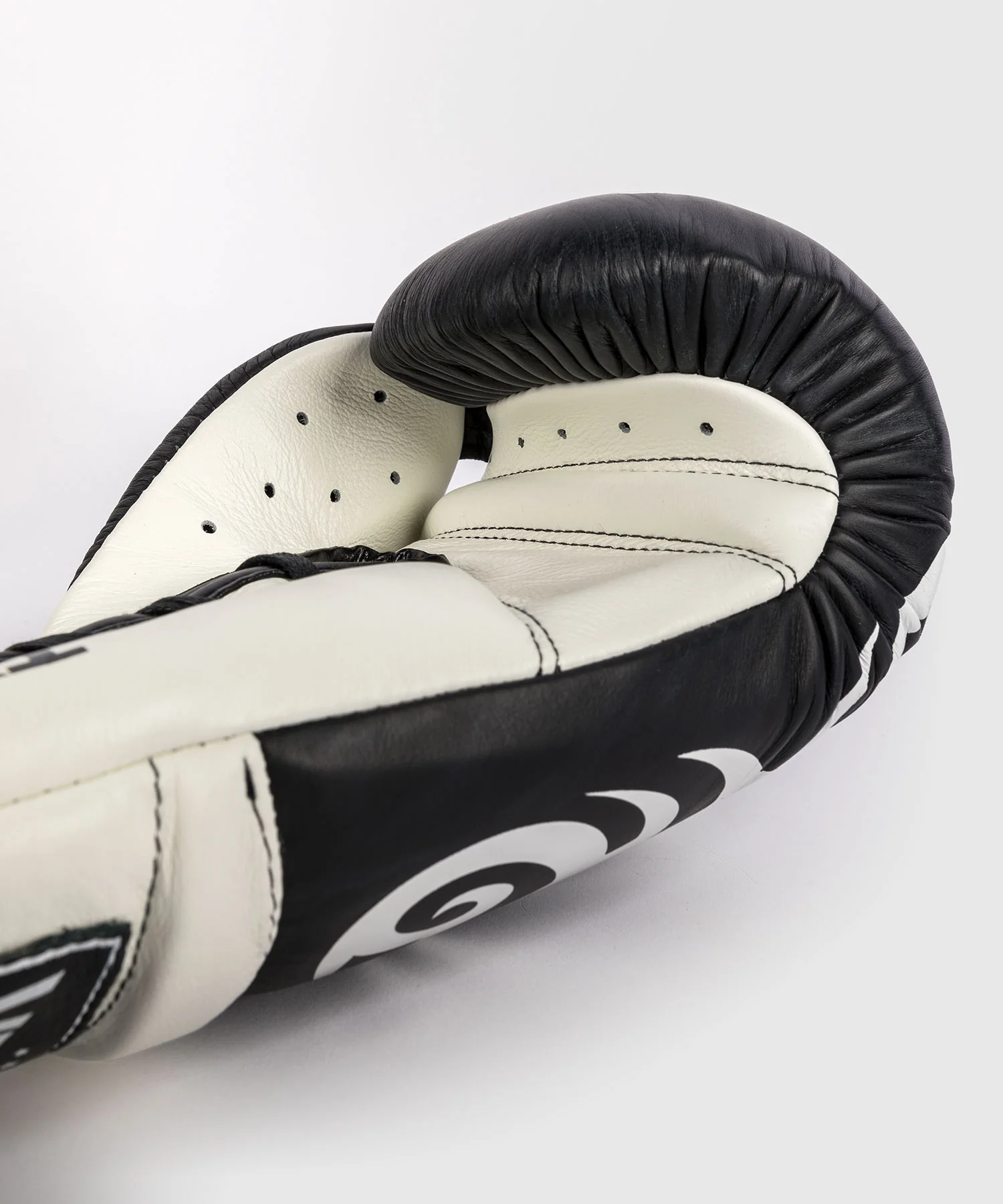 Gants de Boxe Pro Venum Giant 2.0 Mike Tyson avec Lacets - Noir Profond/Blanc Optique - Image 6