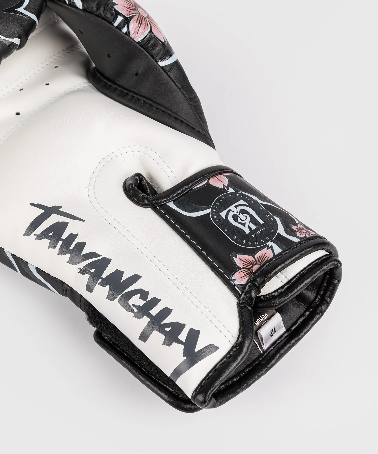 Gants de Boxe Venum x Tawanchay – Noir/Blanc - Image 4