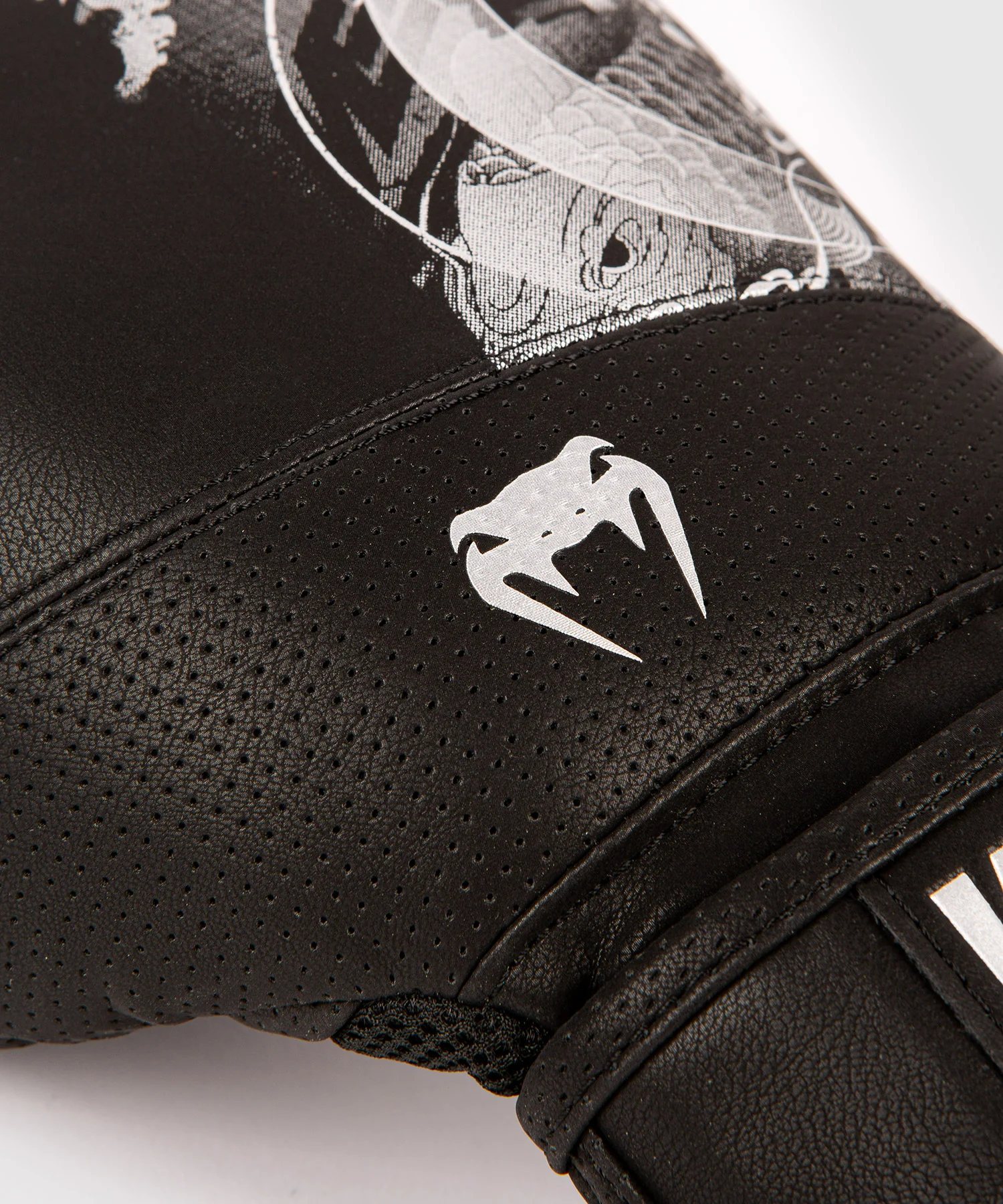 Gants de Boxe Venum YKZ21 – Noir/Argent - Image 6