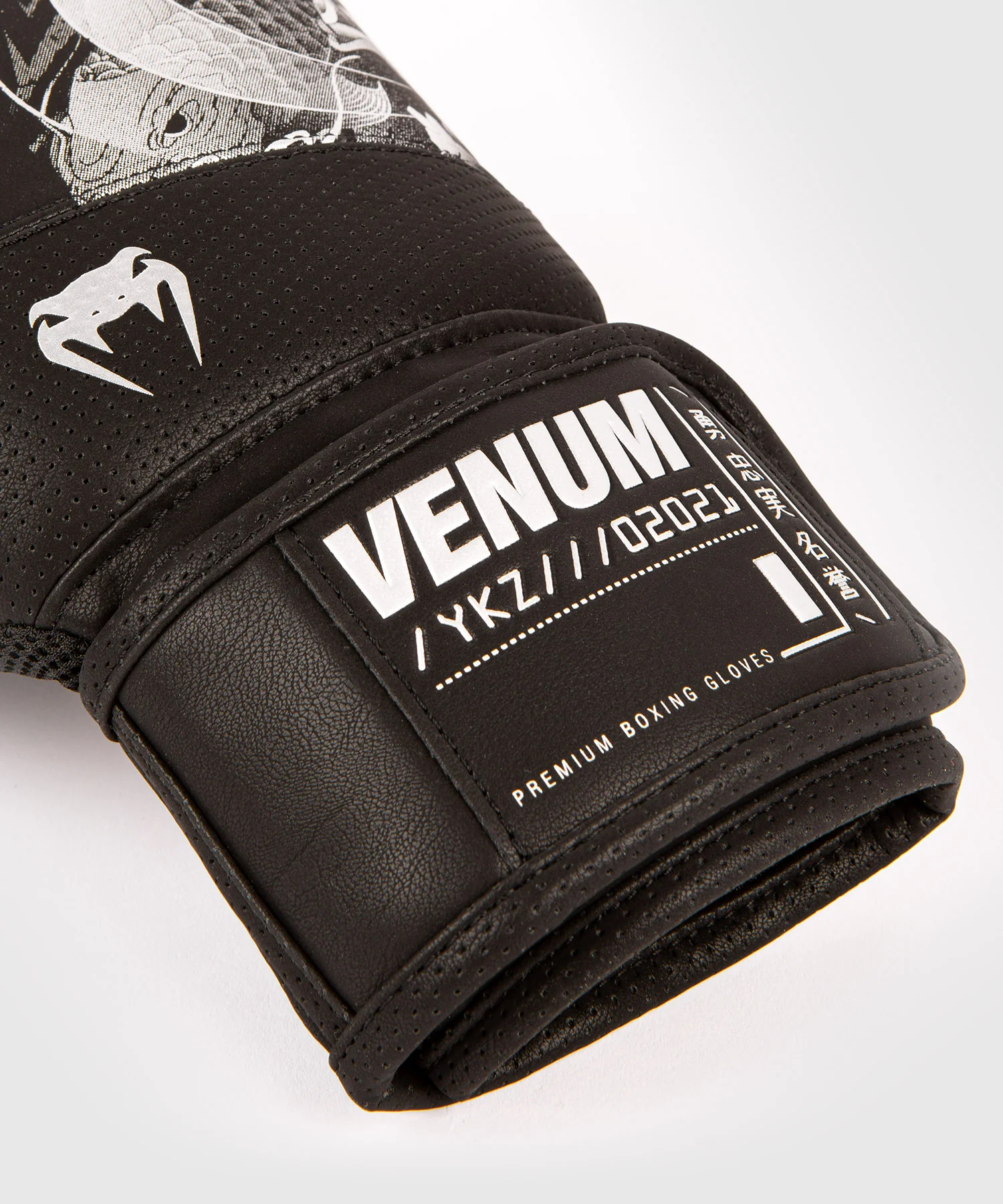Gants de Boxe Venum YKZ21 – Noir/Argent - Image 7