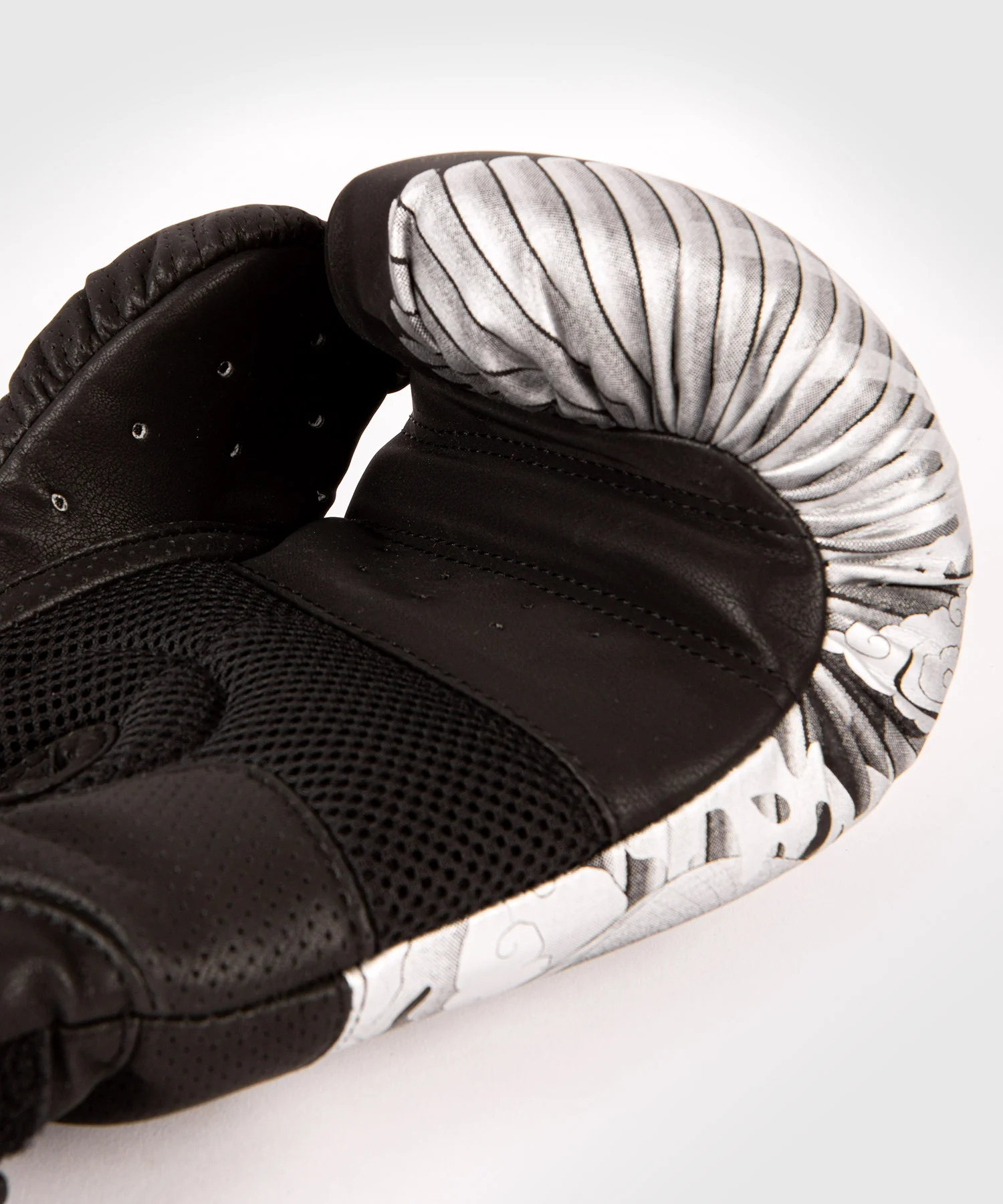 Gants de Boxe Venum YKZ21 – Noir/Argent - Image 8