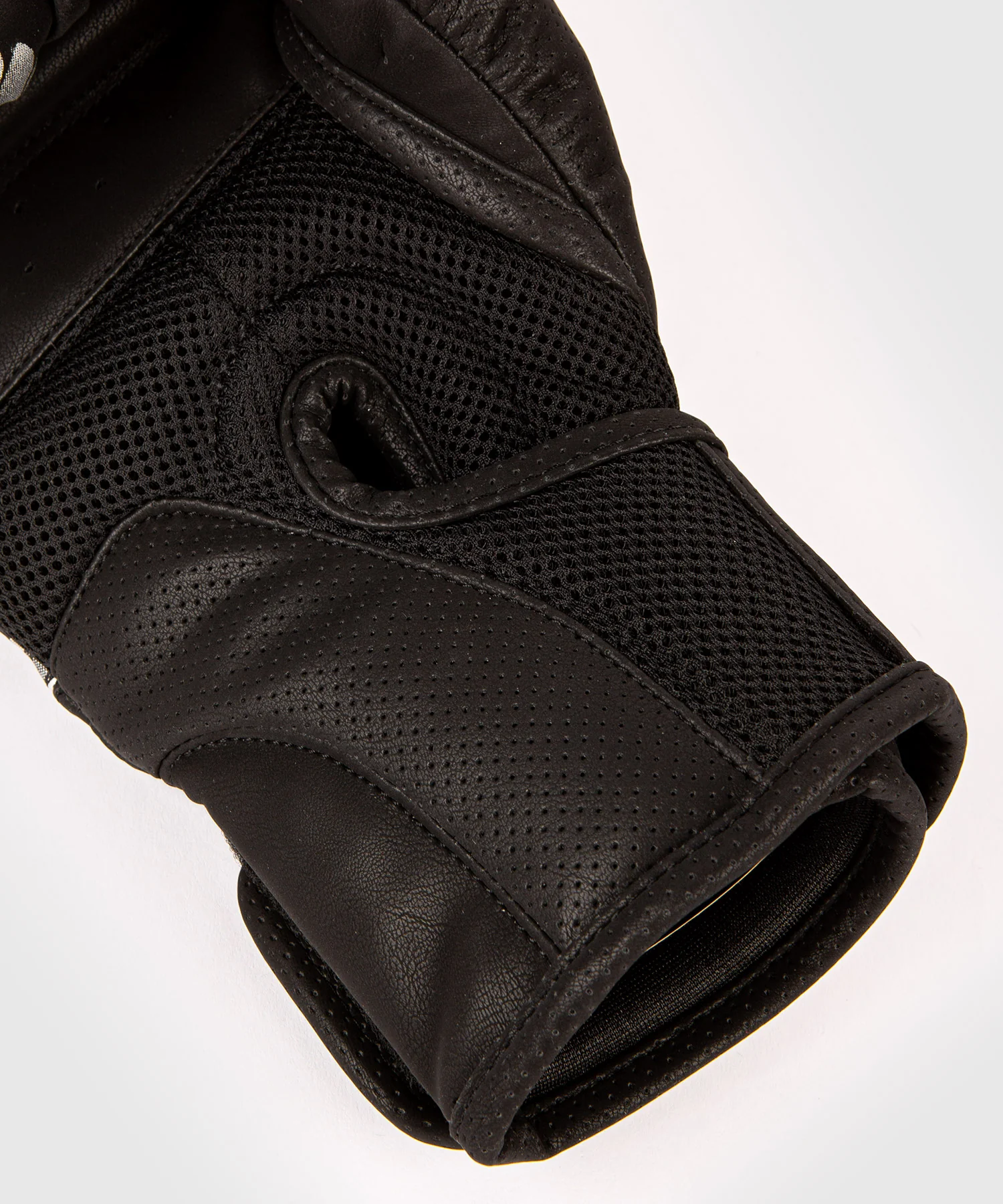 Gants de Boxe Venum YKZ21 – Noir/Argent - Image 9