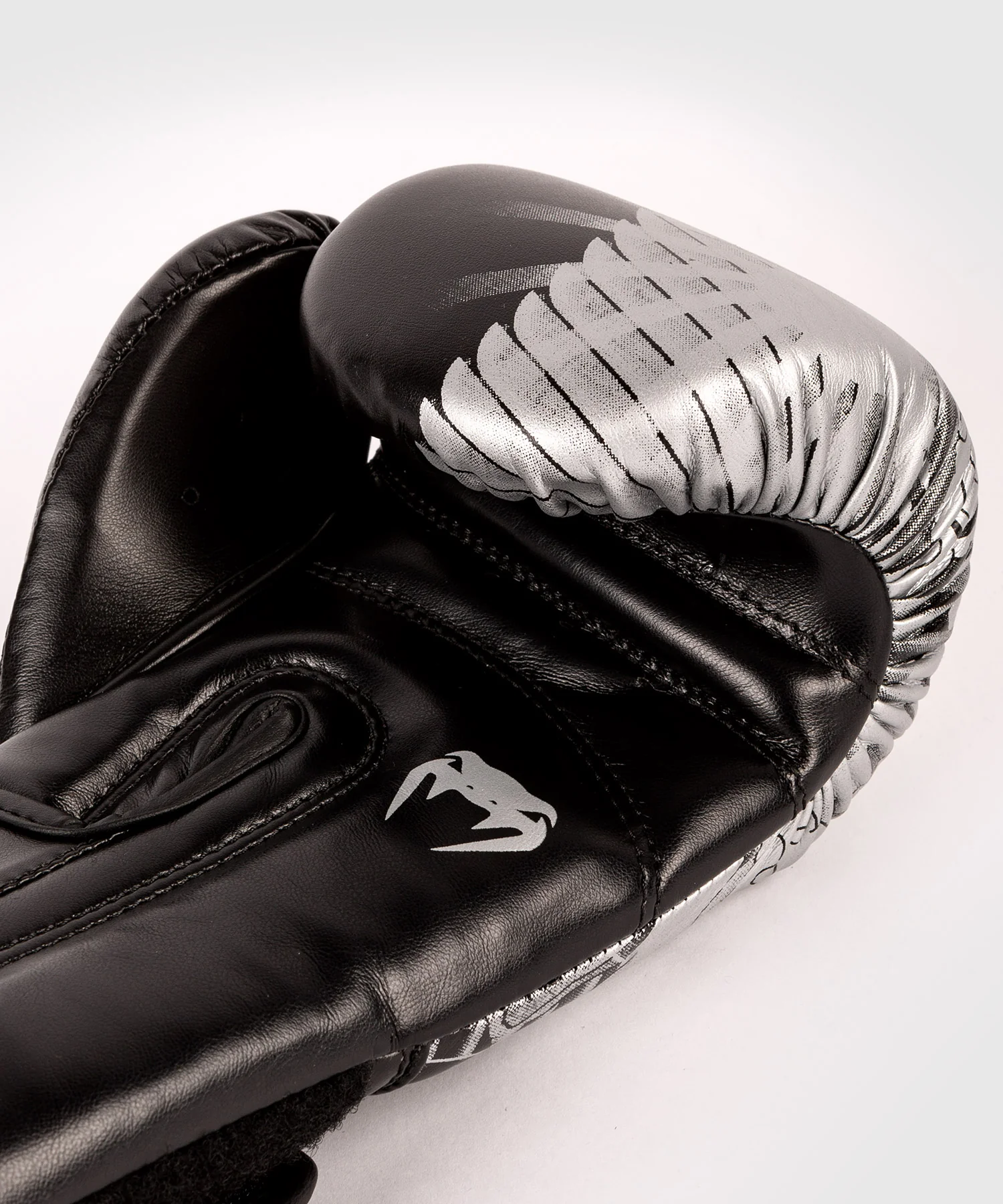 Gants de Boxe Venum YKZ21 - Pour Enfant - Noir/Blanc - Image 8