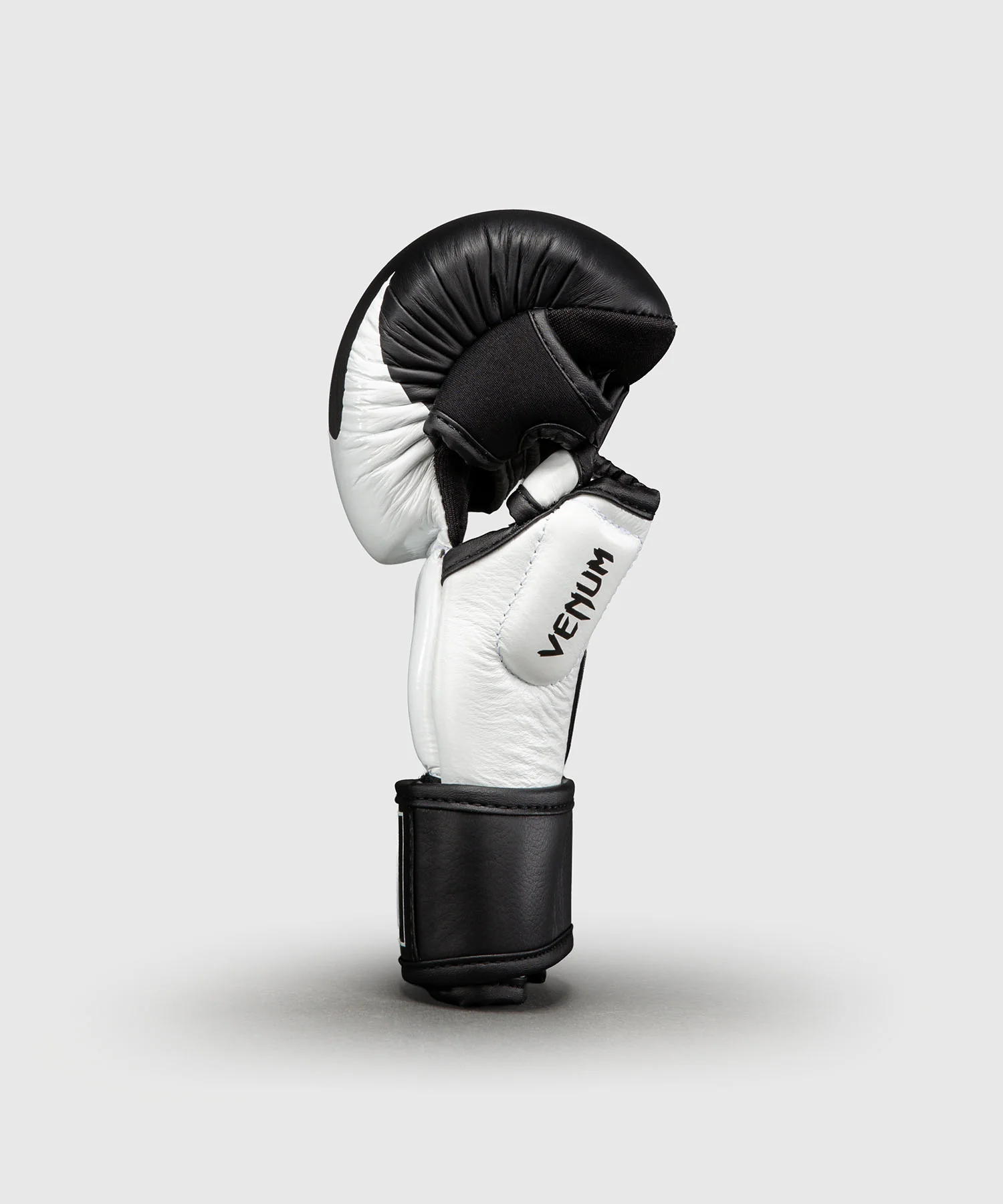 Gants de Sparring en Cuir Venum Attack 2.0 – Noir/Blanc - Image 3