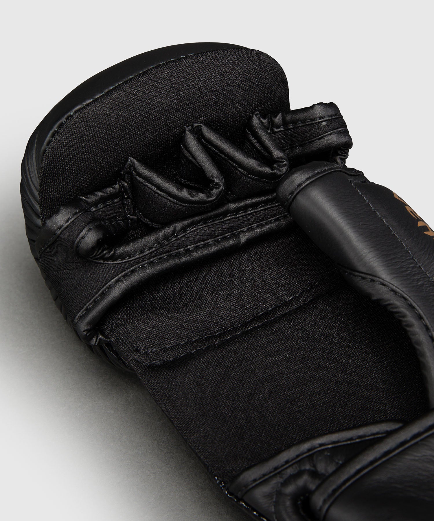Gants de Sparring en Cuir Venum Attack 2.0 – Noir/Or - Image 5