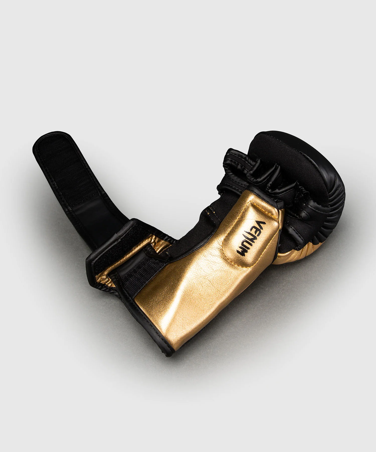 Gants de Sparring en Cuir Venum Attack 2.0 – Or/Noir - Image 6