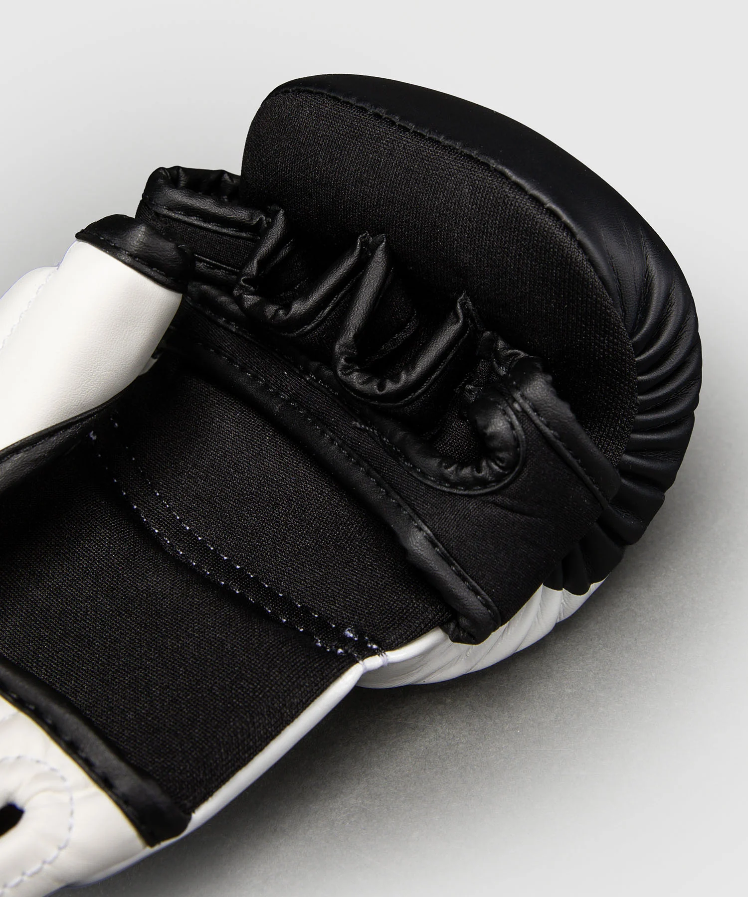Gants de Sparring Venum Attack 2.0 – Noir/Blanc - Image 5