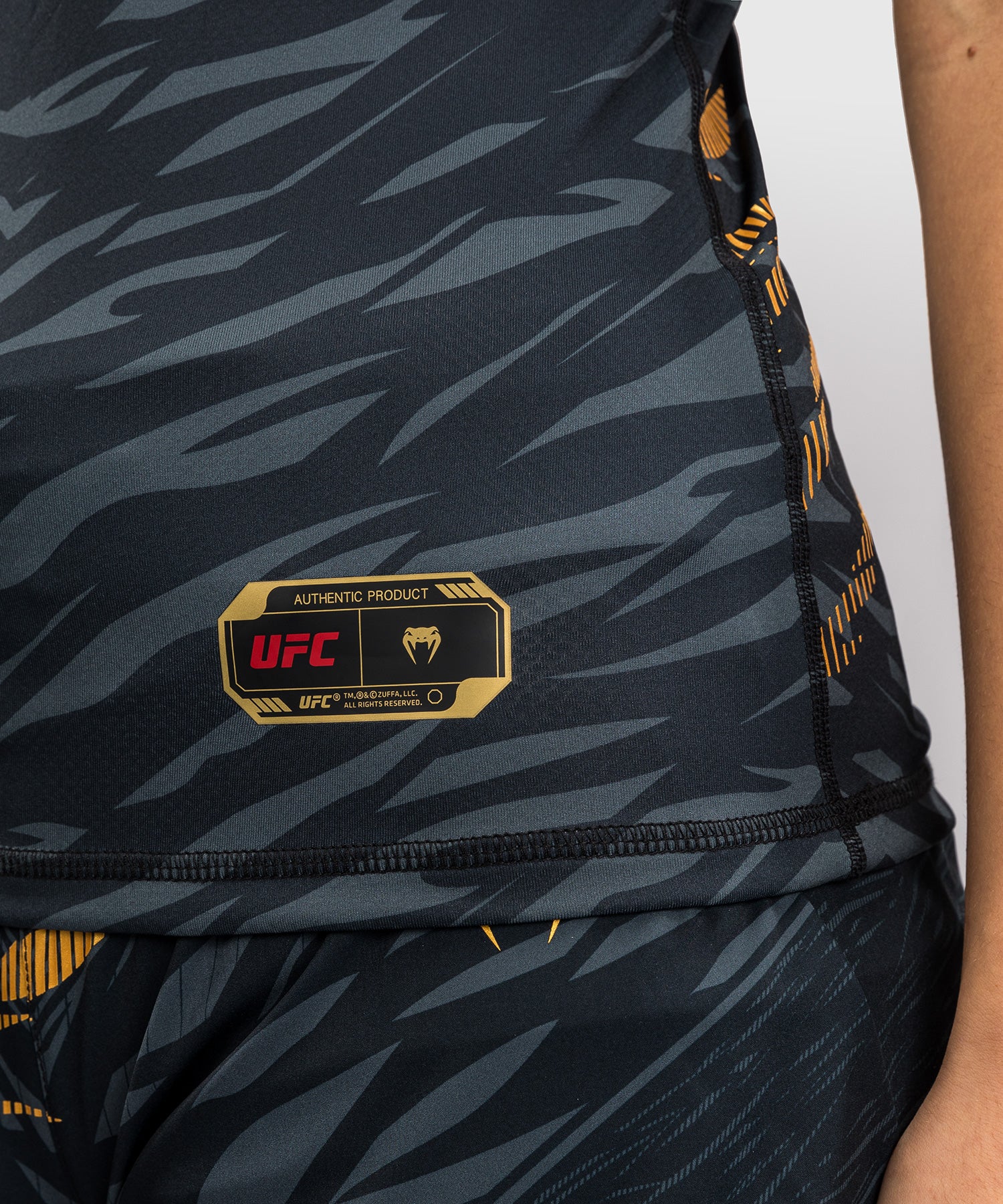 Haut ajusté avec Brassière Intégré pour Femmes UFC Fusion by Venum Authentic Fight Night - Champion - Image 6
