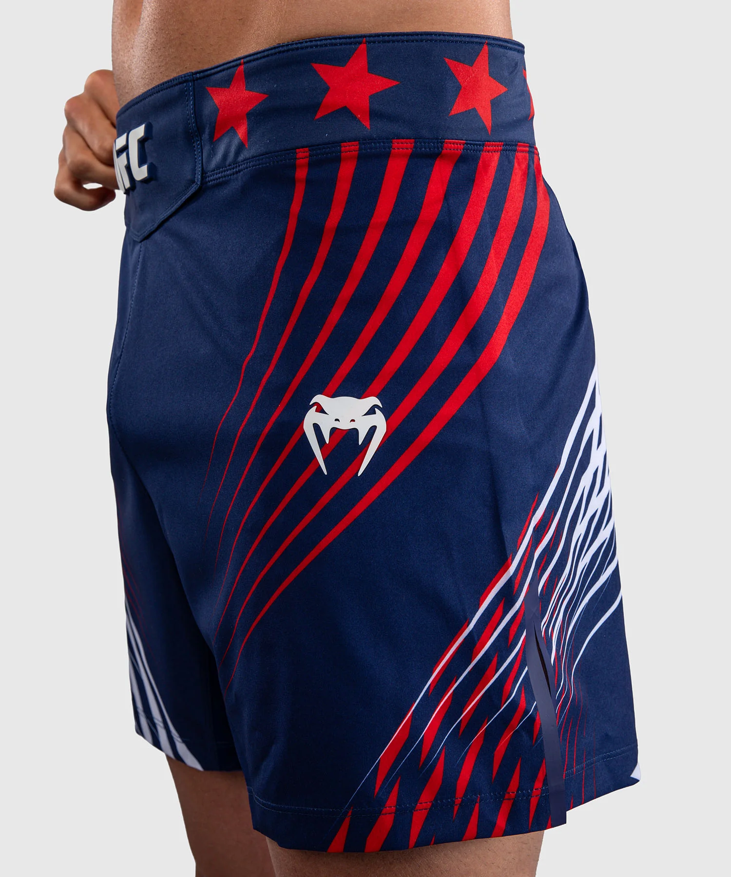 Official UFC Freedom 250 by Venum Authentic Fight Night Short de combat coupe courte pour homme - Bleu - Image 5