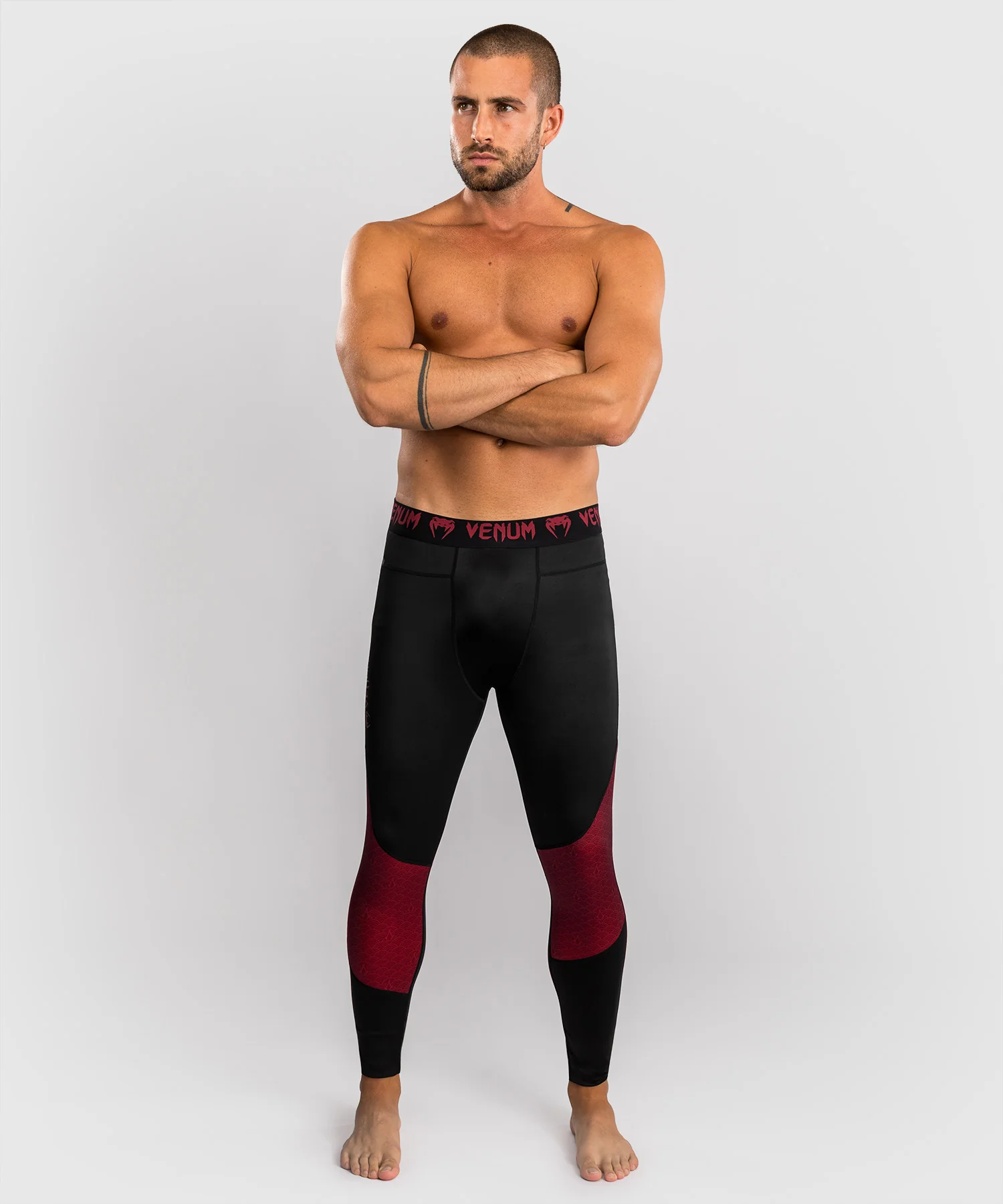 Pantalon de compression pour Hommes Venum x Assassin’s Creed Shadows - Bordeaux/Black