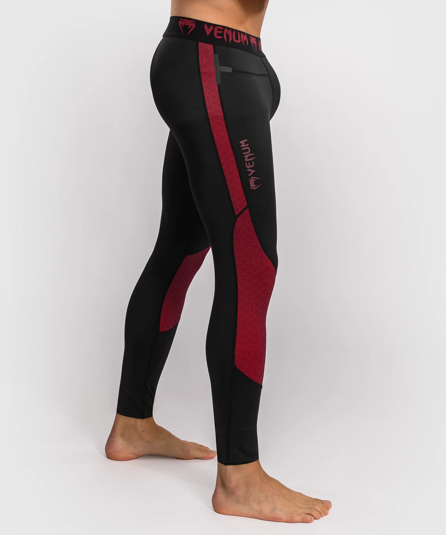 Pantalon de compression pour Hommes Venum x Assassin’s Creed Shadows - Bordeaux/Black - Image 4