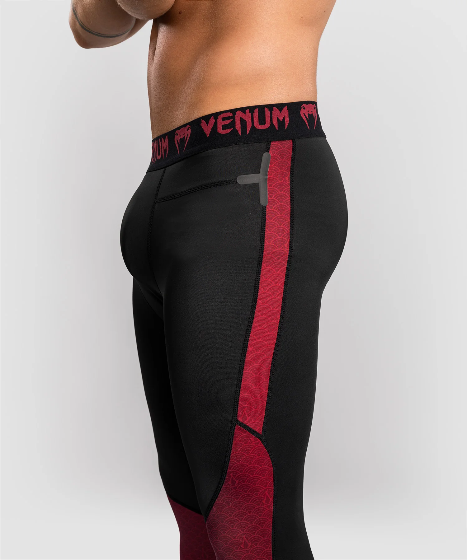Pantalon de compression pour Hommes Venum x Assassin’s Creed Shadows - Bordeaux/Black - Image 5