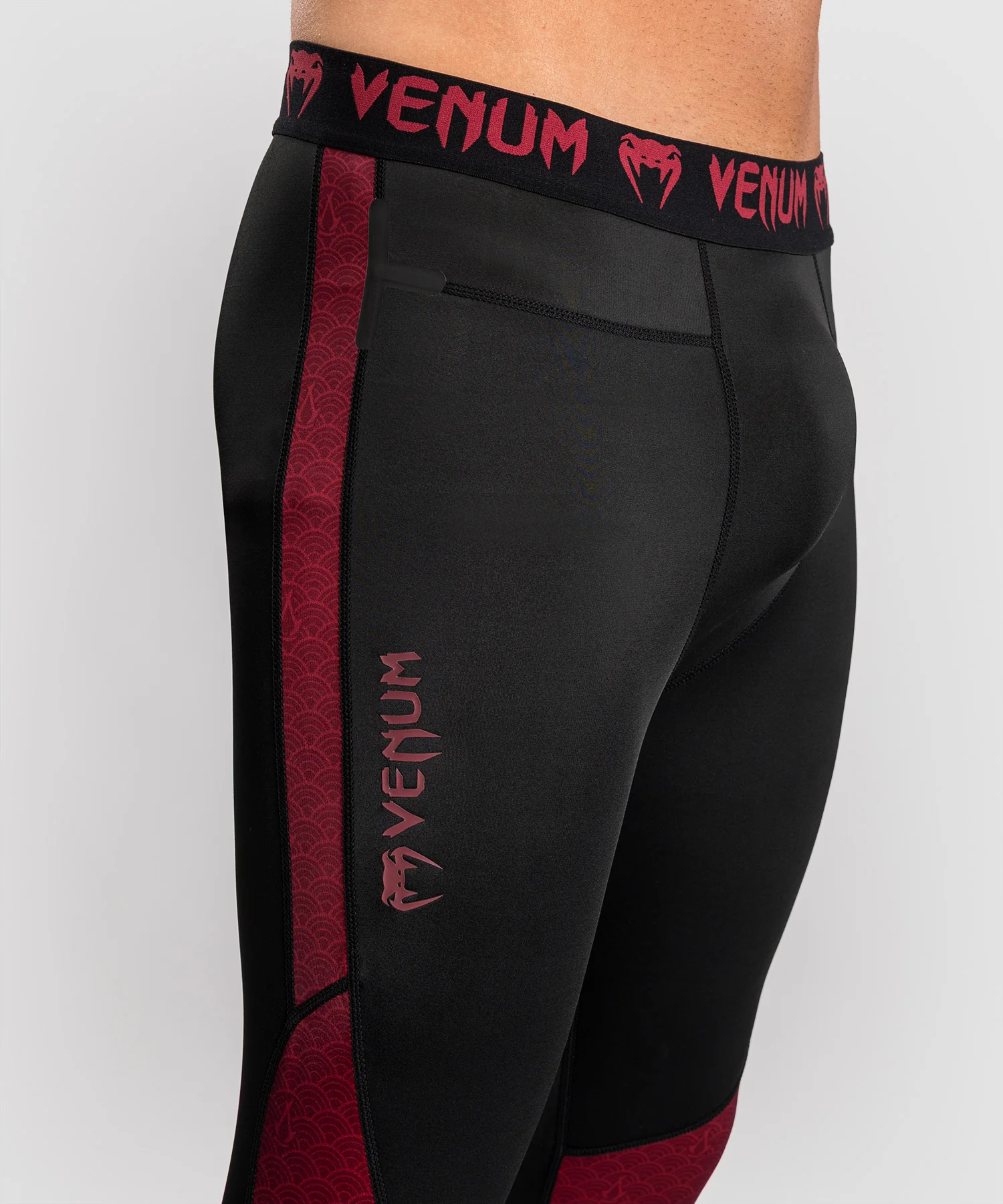 Pantalon de compression pour Hommes Venum x Assassin’s Creed Shadows - Bordeaux/Black - Image 6