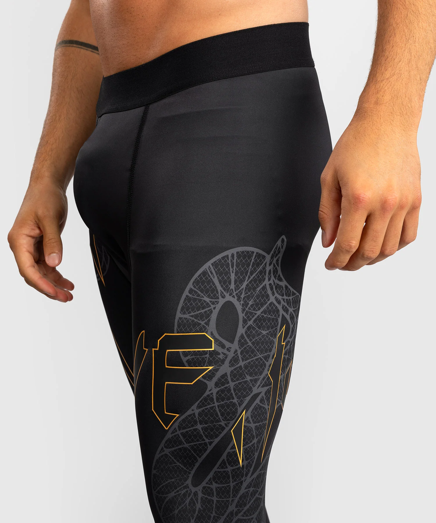 Pantalon de Compression Venum Serpenti – Noir/Argent/Or - Image 4