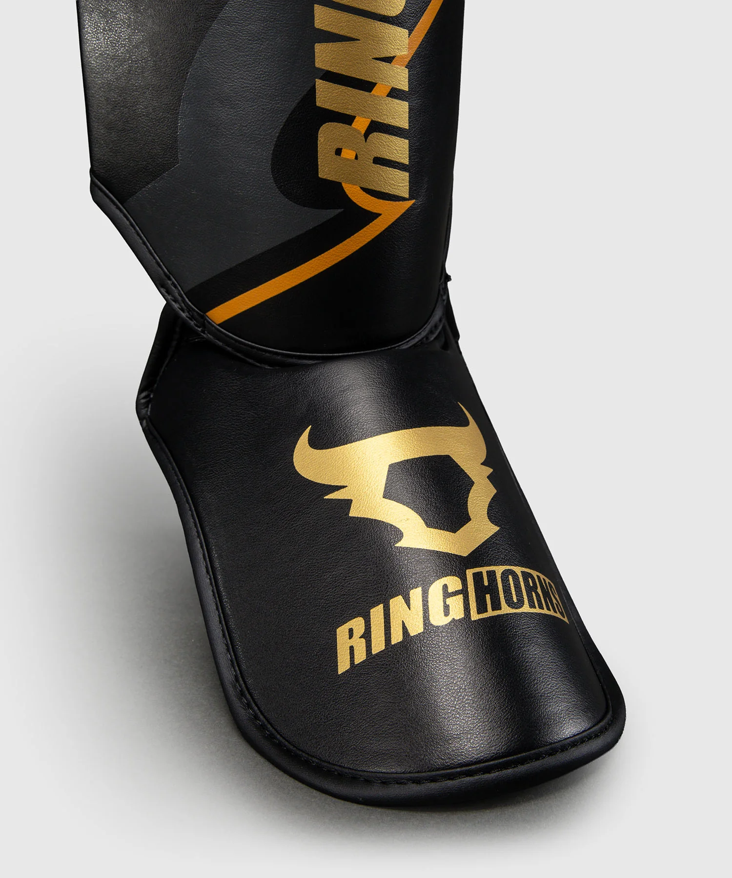 Protège-tibias Ringhorns Charger by Venum – Noir/Or - Image 3