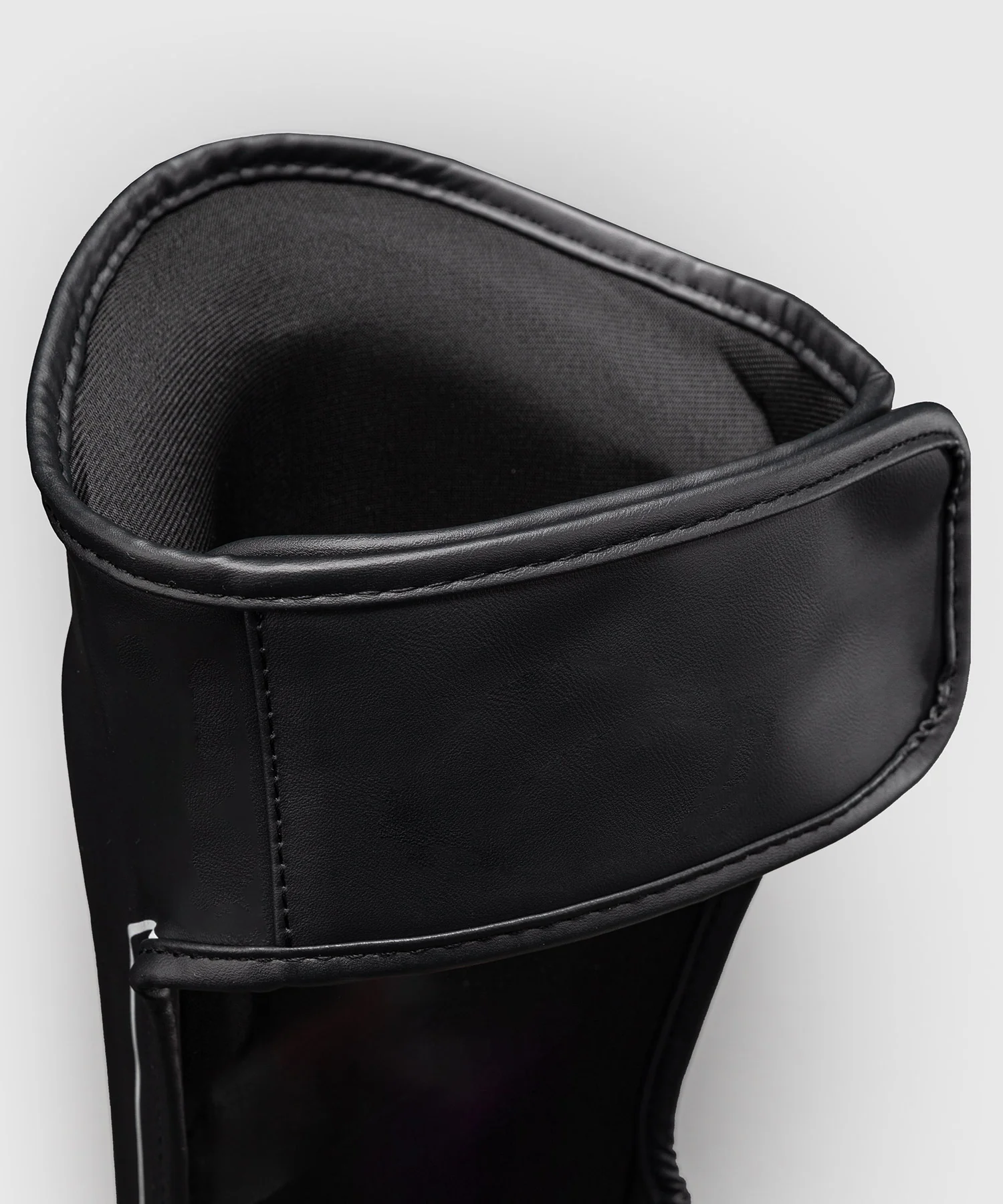 Protège-tibias Venum Stealth – Noir/Blanc - Image 3