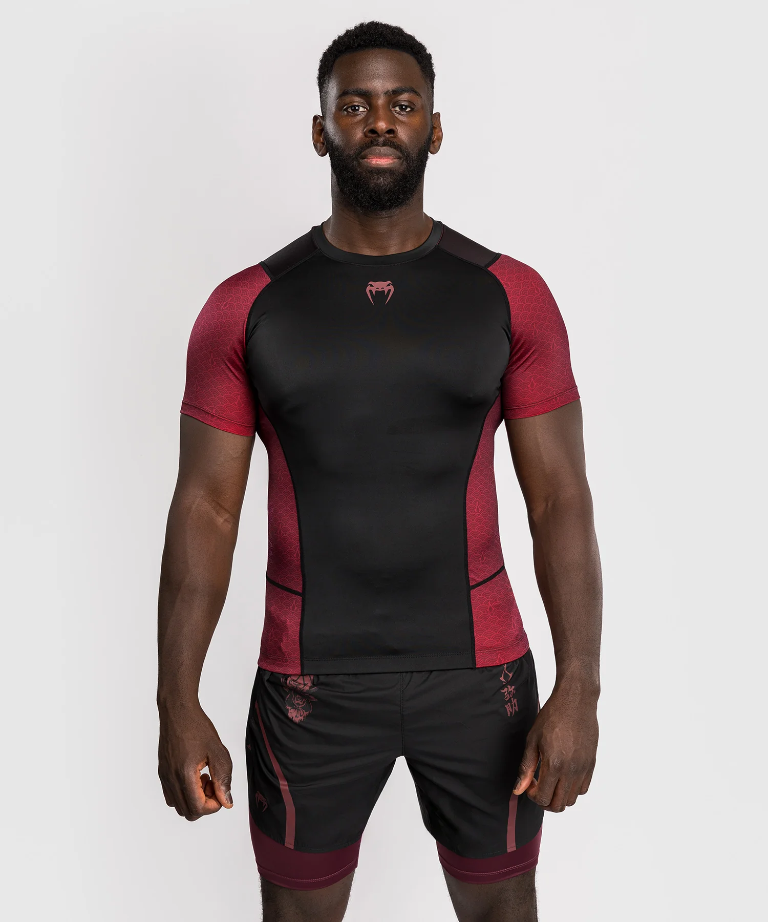 Rashguard à manches courtes pour Hommes Homme Venum x Assassin’s Creed Shadows - Bordeaux/Noir - Image 2
