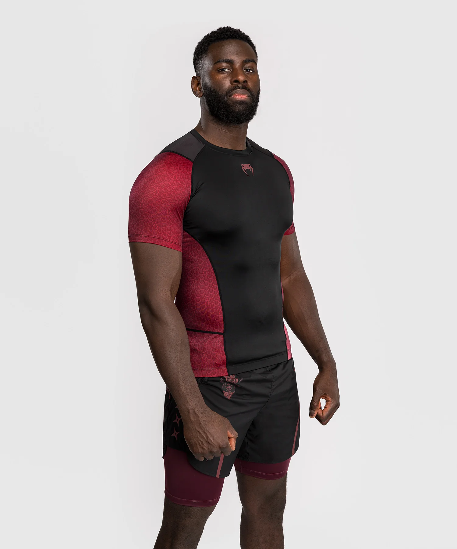 Rashguard à manches courtes pour Hommes Homme Venum x Assassin’s Creed Shadows - Bordeaux/Noir - Image 3