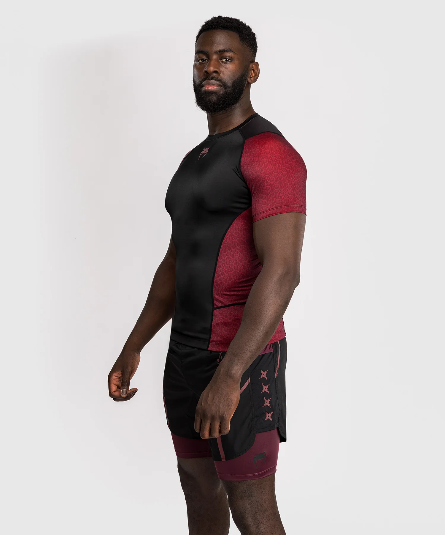 Rashguard à manches courtes pour Hommes Homme Venum x Assassin’s Creed Shadows - Bordeaux/Noir - Image 4