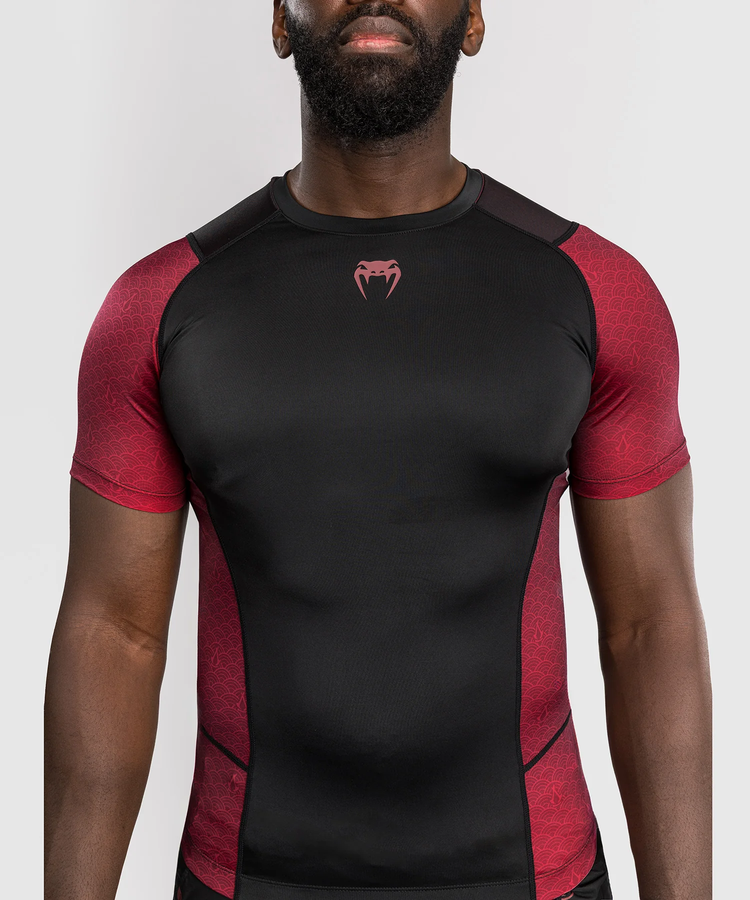 Rashguard à manches courtes pour Hommes Homme Venum x Assassin’s Creed Shadows - Bordeaux/Noir - Image 5