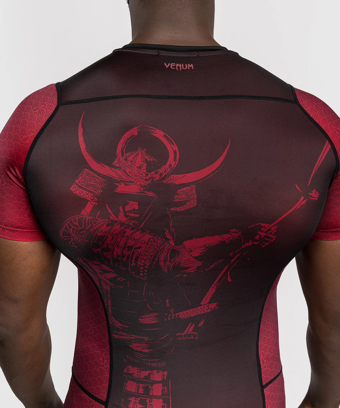 Rashguard à manches courtes pour Hommes Homme Venum x Assassin’s Creed Shadows - Bordeaux/Noir - Image 6