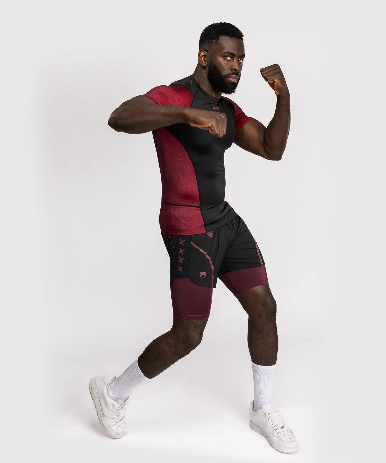 Rashguard à manches courtes pour Hommes Homme Venum x Assassin’s Creed Shadows - Bordeaux/Noir - Image 7