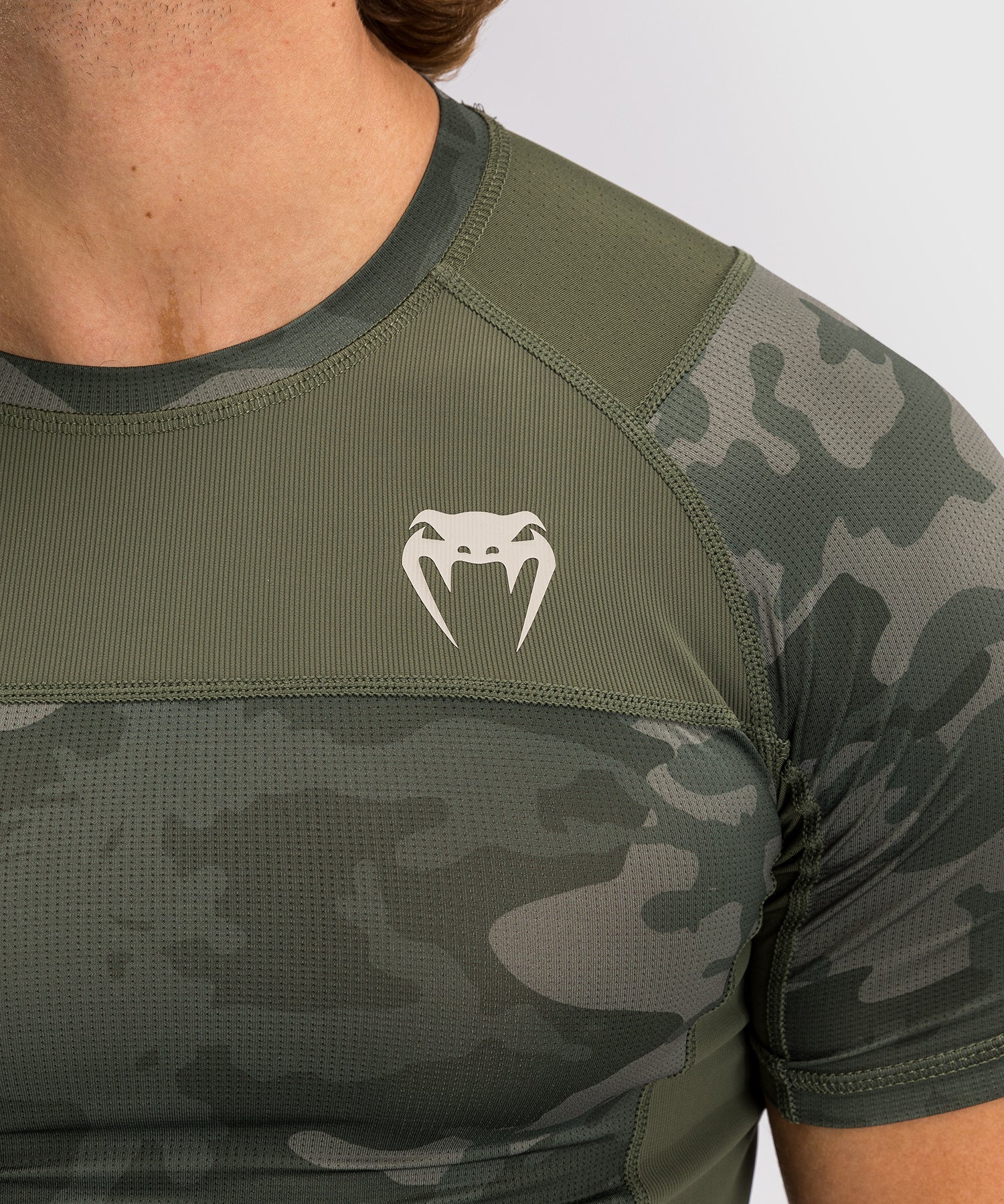 Rashguard à Manches Courtes Venum G-Fit Air pour Hommes - Camo Militaire - Image 4