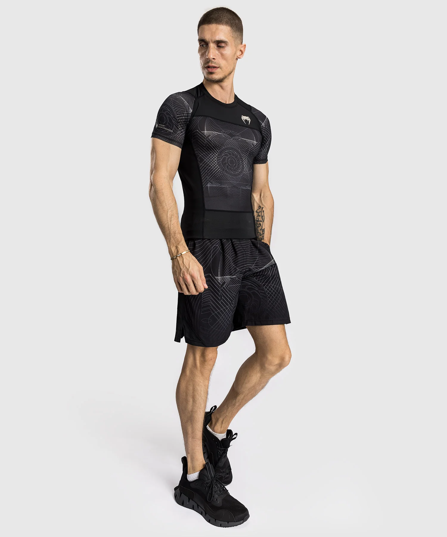 Rashguard à Manches Courtes Venum G-Fit Air pour Hommes - Noir Intense/Sable Désert - Image 6