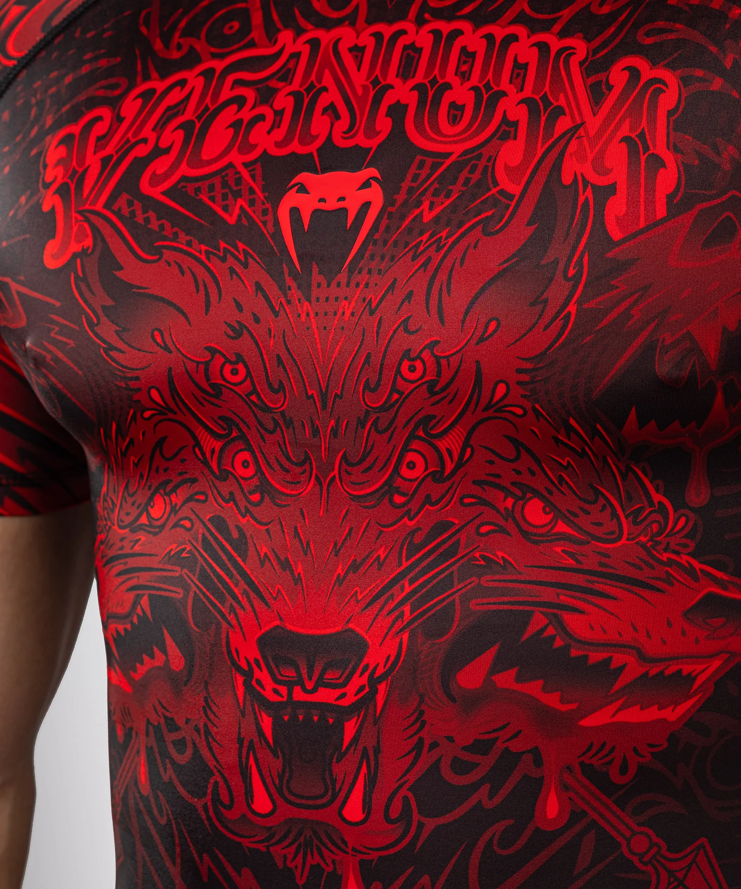 Rashguard à Manches Courtes Venum Wolf Atak – Noir/Rouge - Image 6