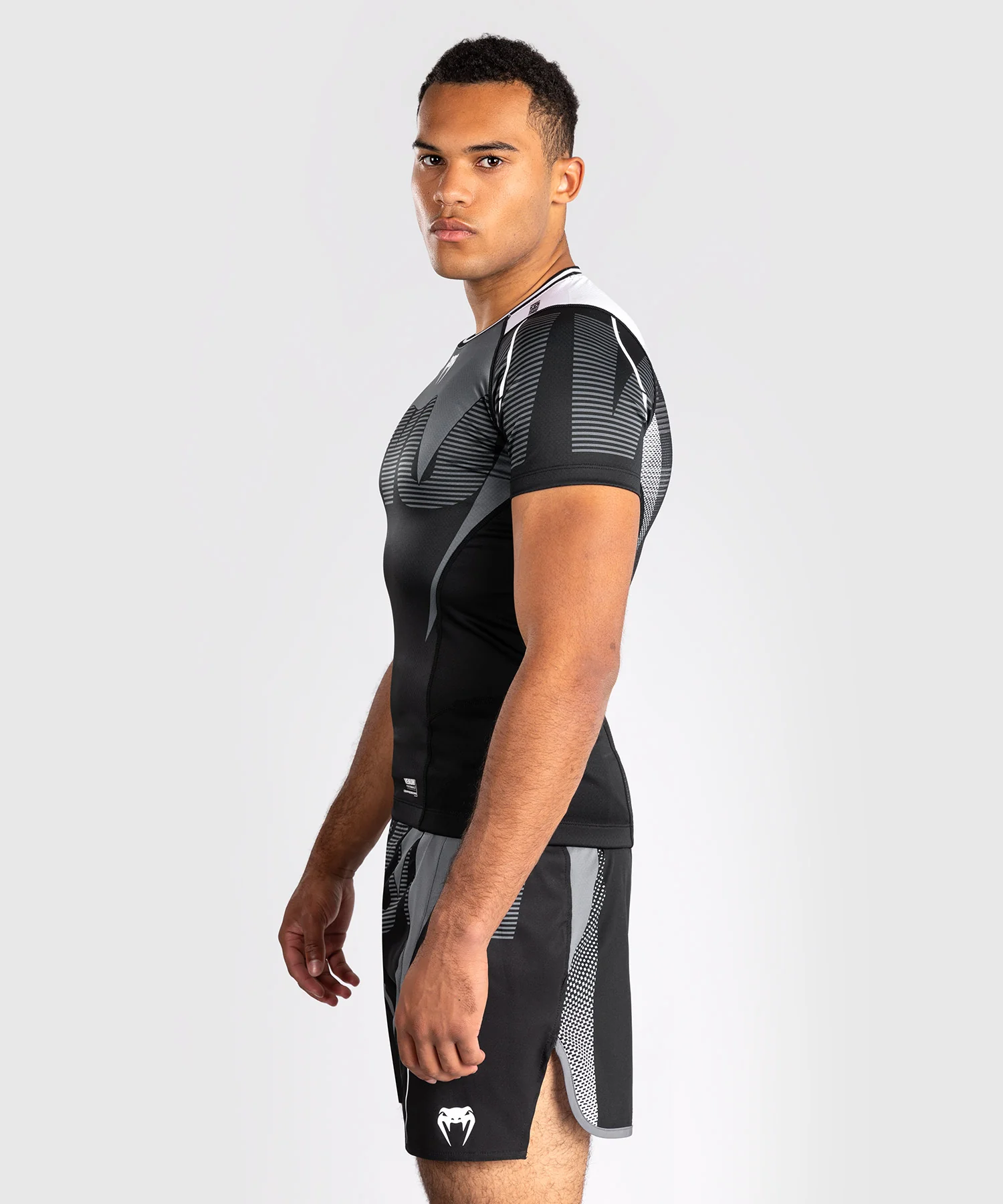 Rashguard Manches Courtes Venum Adrenaline – Noir/Gris Argenté - Image 2