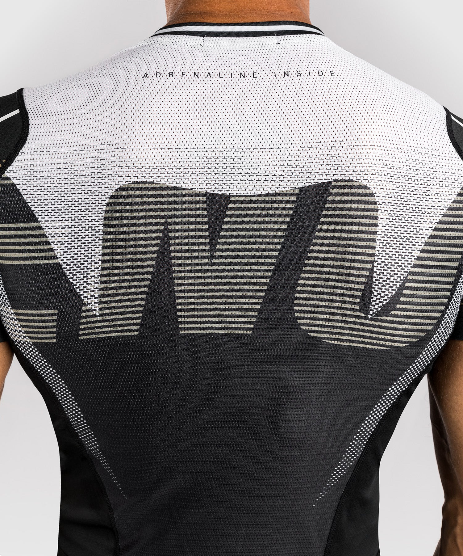 Rashguard Manches Courtes Venum Adrenaline – Noir/Sable - Image 4