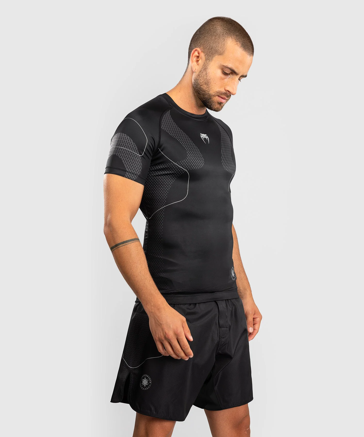Rashguard Manches Courtes Venum Nexus – Noir/Argent - Image 2