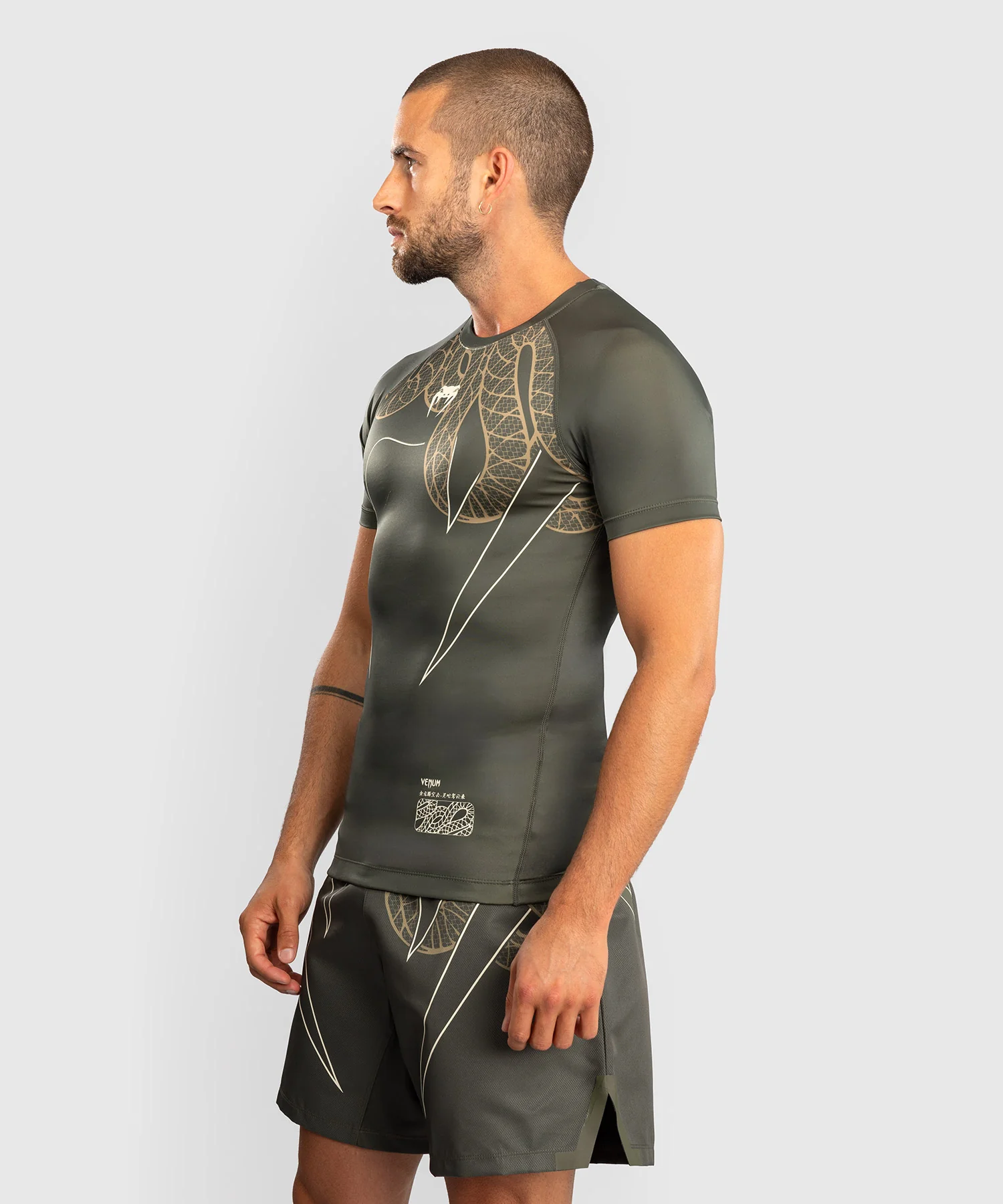 Rashguard Manches Courtes Venum Serpenti – Kaki/Bronze/Ivoire - Image 4