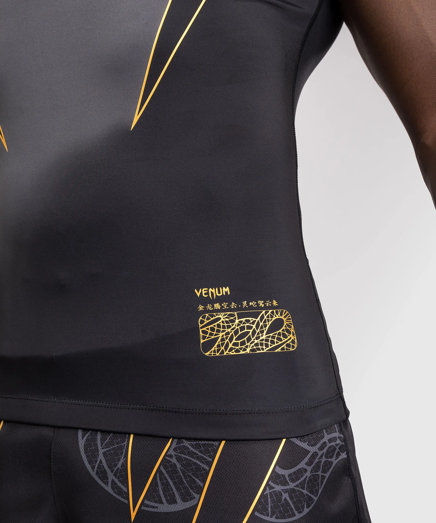 Rashguard Manches Courtes Venum Serpenti – Noir/Argent/Or - Image 5