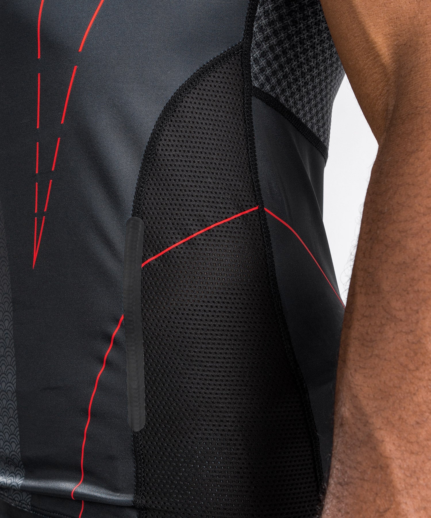 Rashguard Venum Okinawa 3.0 - Manches Courtes- Noir/Rouge - Image 6