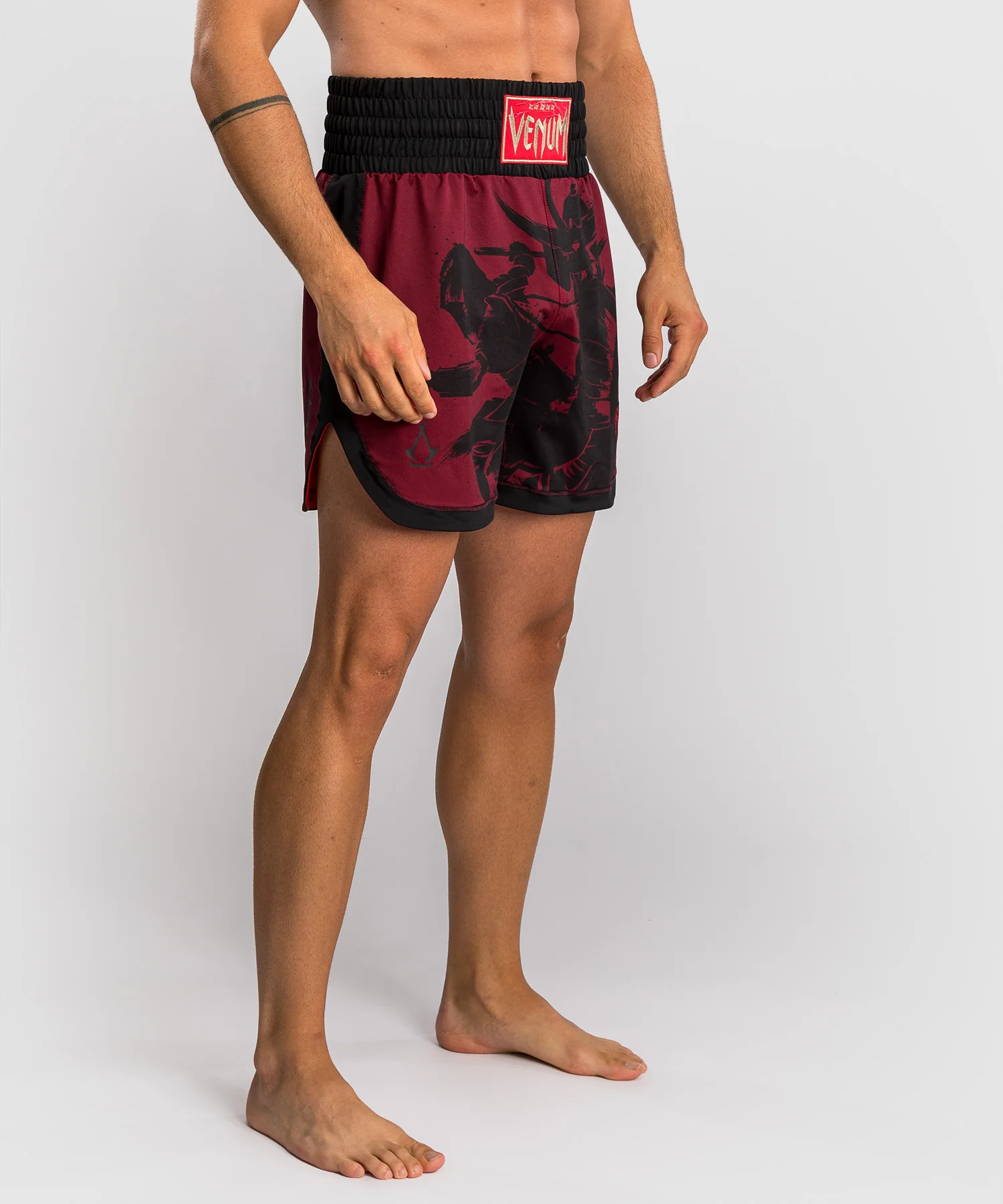 Short de Boxe pour Hommes Venum x Assassin’s Creed Shadows - Bordeaux/Noir - Image 2