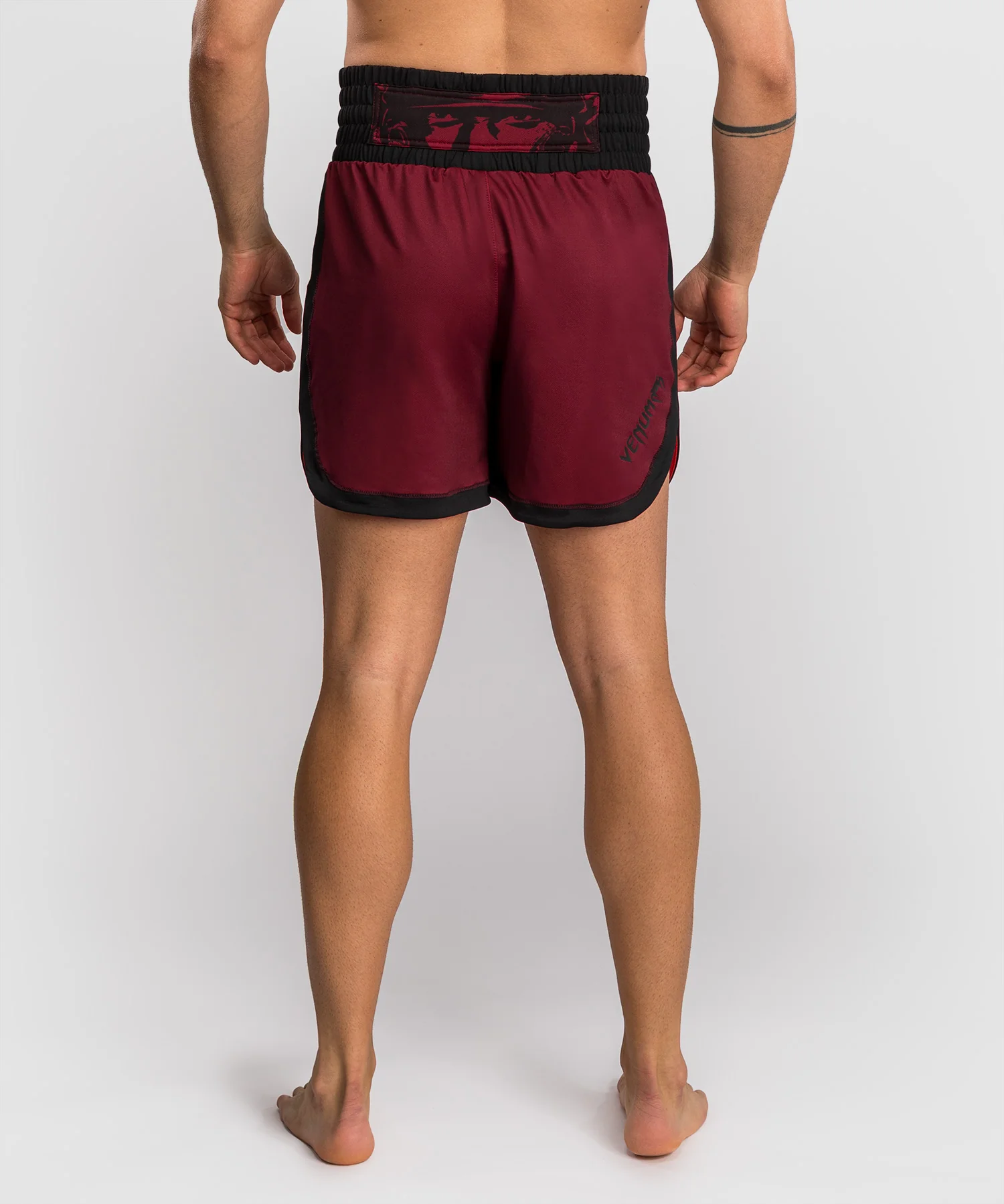 Short de Boxe pour Hommes Venum x Assassin’s Creed Shadows - Bordeaux/Noir - Image 3