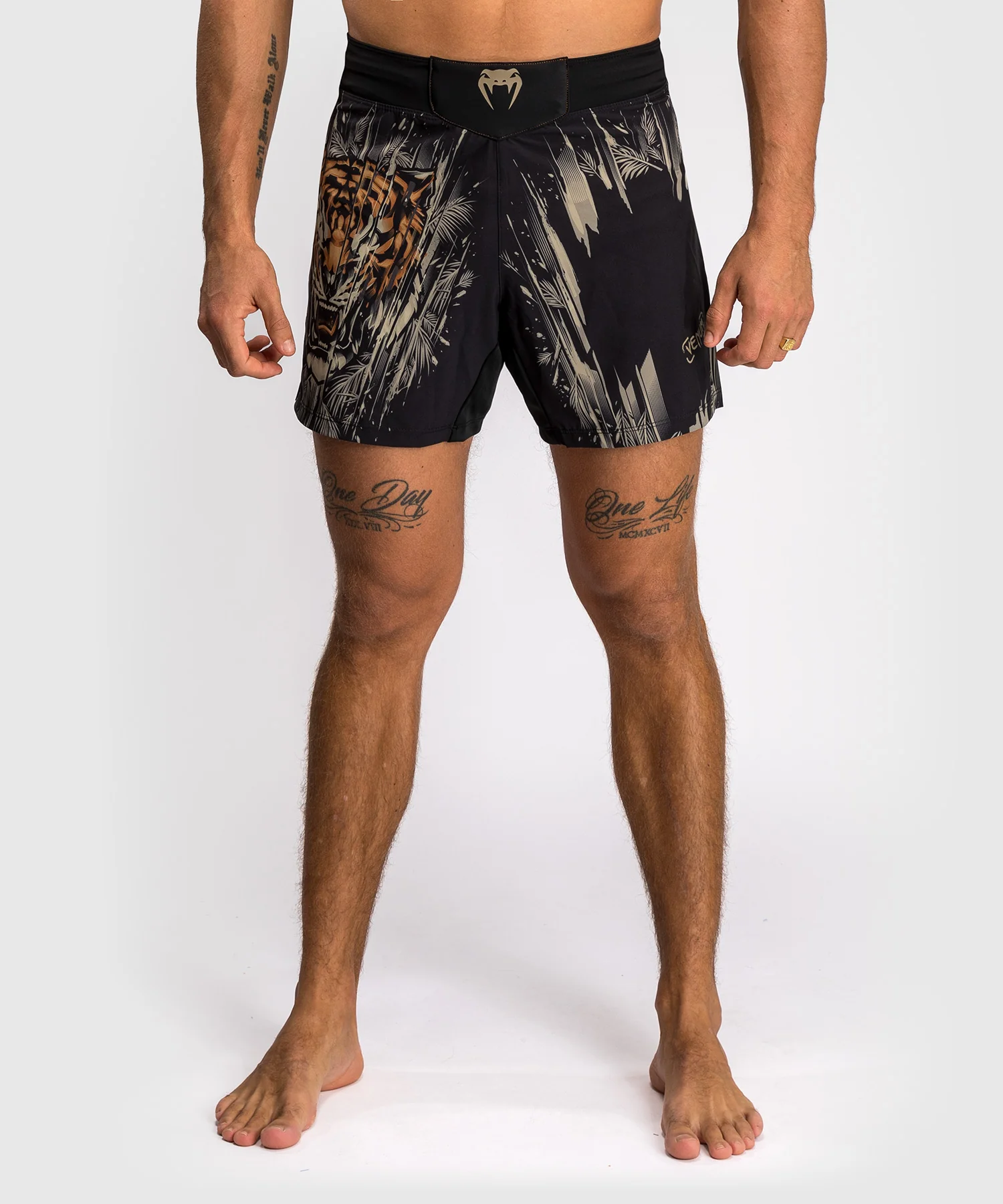 Short de Combat Venum Tiger pour Hommes - Noir/Orange Néon - Image 2