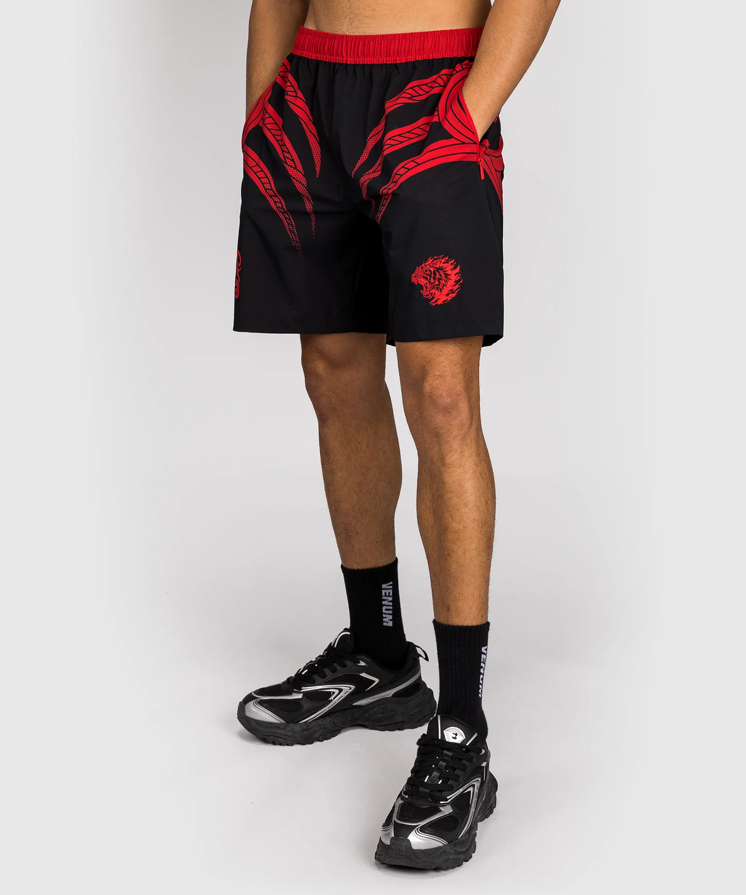 Short d'entraînement Venum x Mike Tyson Tiger - Noir Profond/Rouge Intense - Image 2