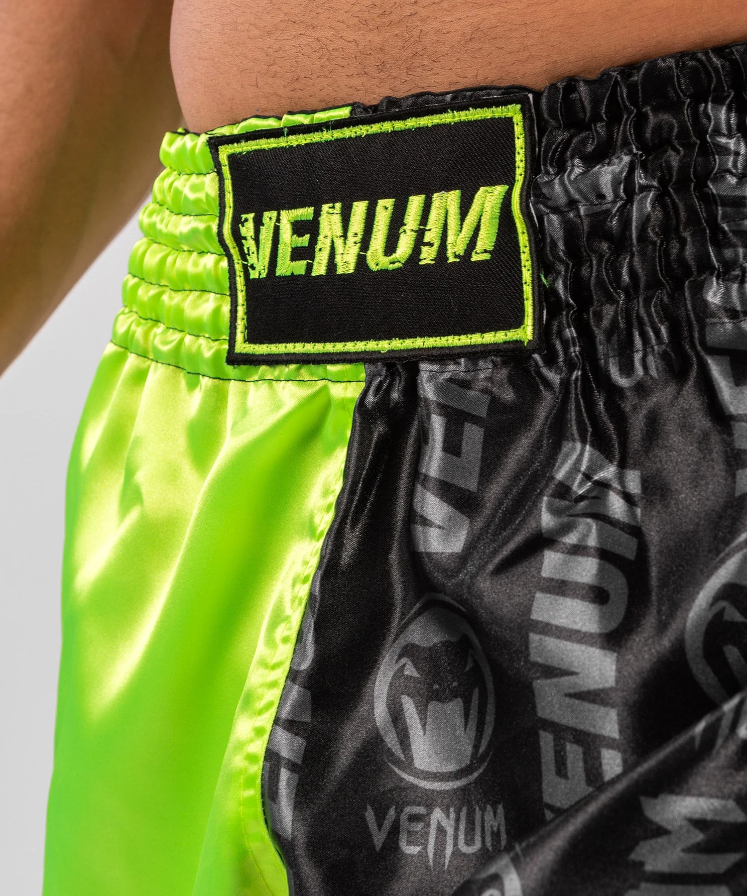 Short de Muay Thai Venum Logos - Noir/Jaune - Image 5