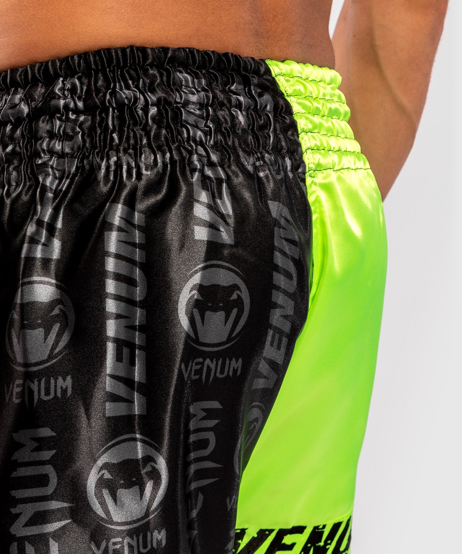 Short de Muay Thai Venum Logos - Noir/Jaune - Image 6