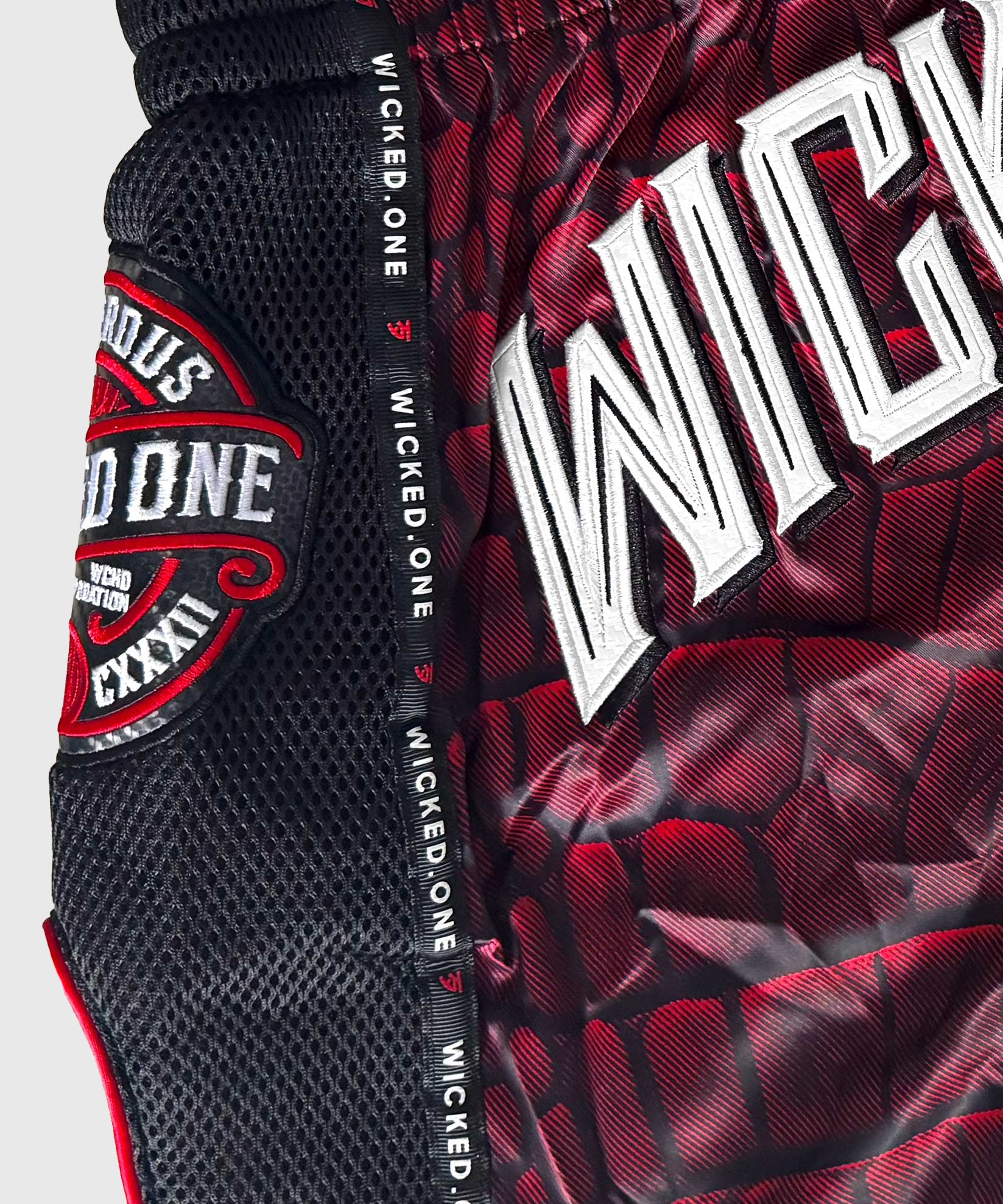 Short De Muay Thai Wicked One Caïman - Rouge / Noir - Image 5